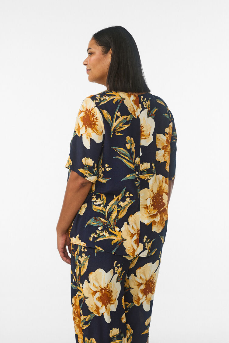 Kort&auml;rmad blus i viskos med m&ouml;nster, Bl&aring;, Model image number 2