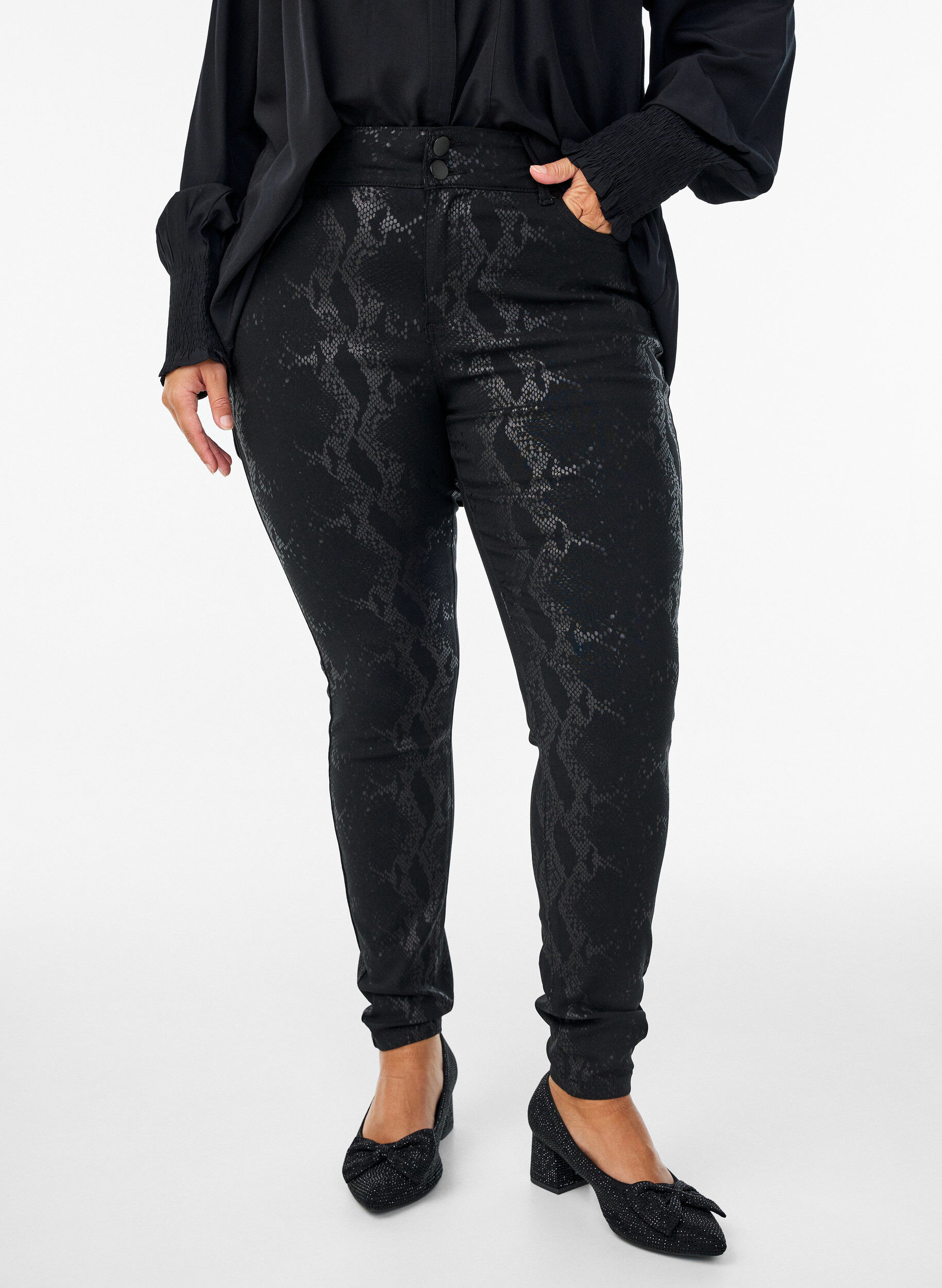 Zizzi Slim fit-byxor med ormm&ouml;nster, Svart, Model image number 2