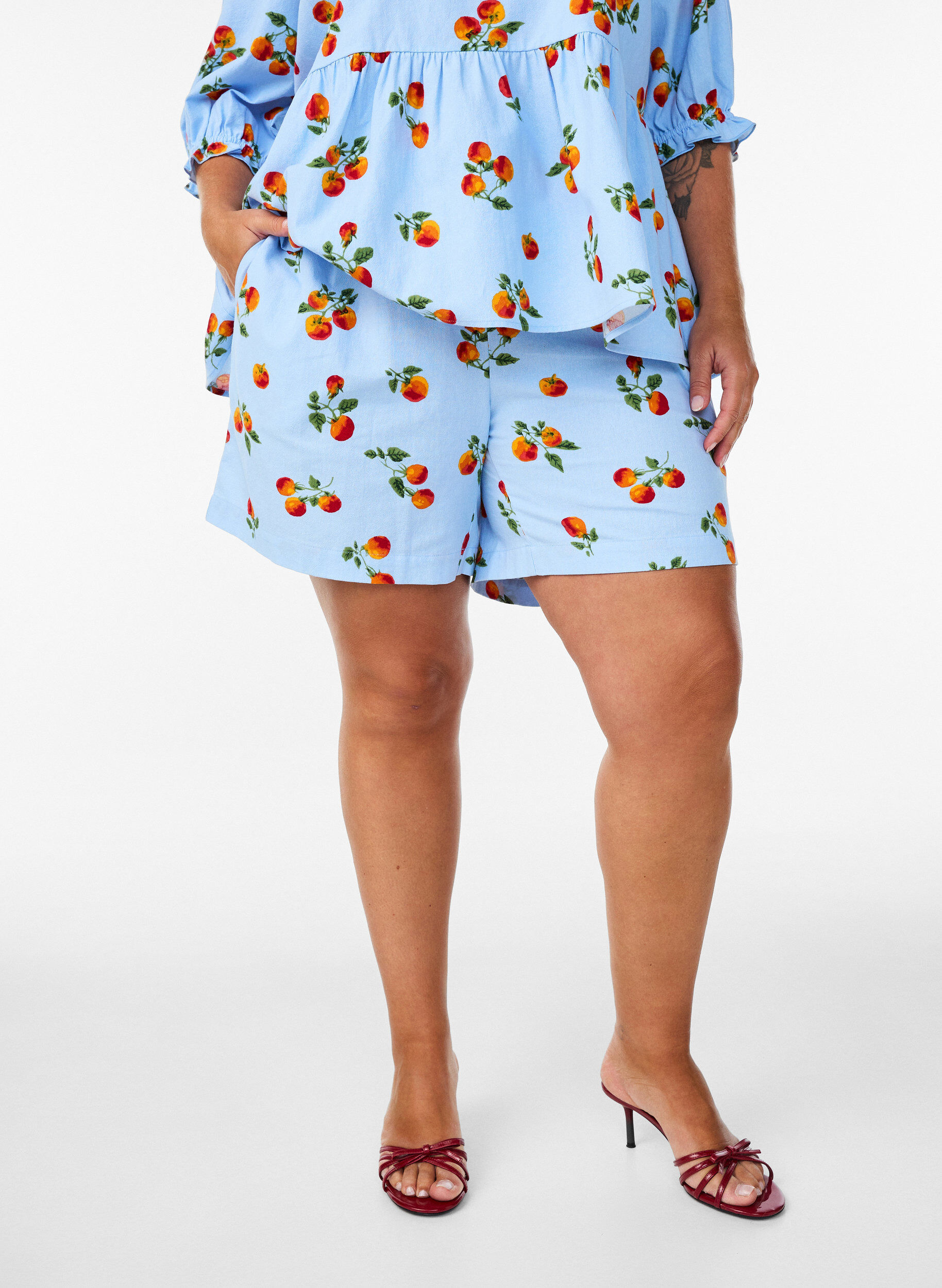 Shorts i bomull med tomatm&ouml;nster och h&ouml;g midja, Bl&aring;, Model