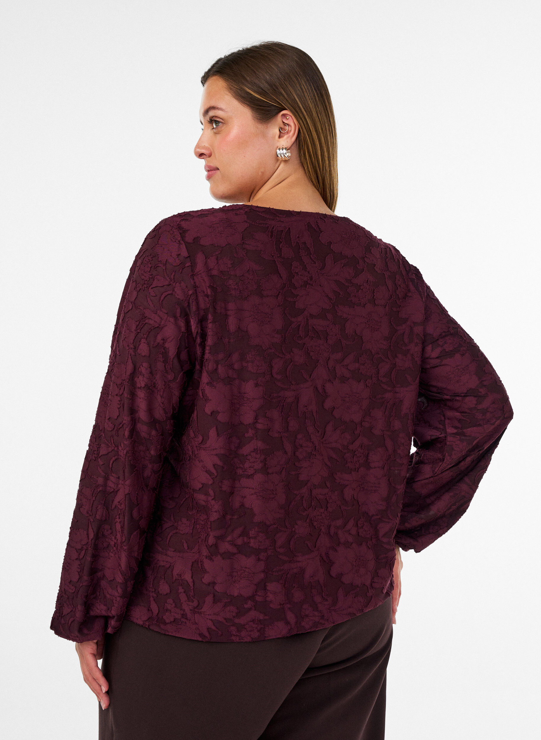 ZizziSkir blus med blommig textur och l&aring;nga &auml;rmar, R&ouml;d, Model image number 2