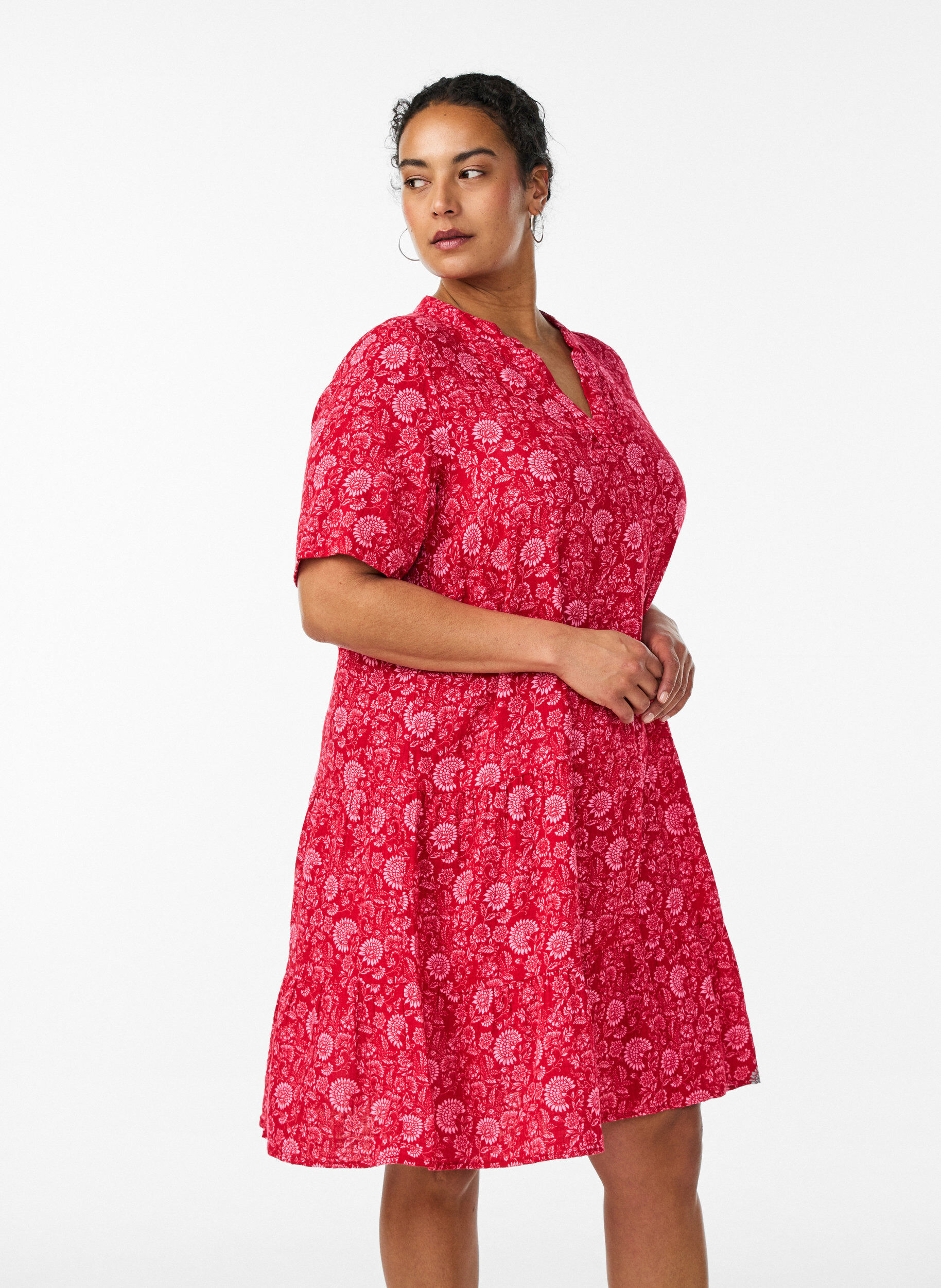 Kort a-linjeformad kl&auml;nning i bomullsmuslin, R&ouml;d, Model