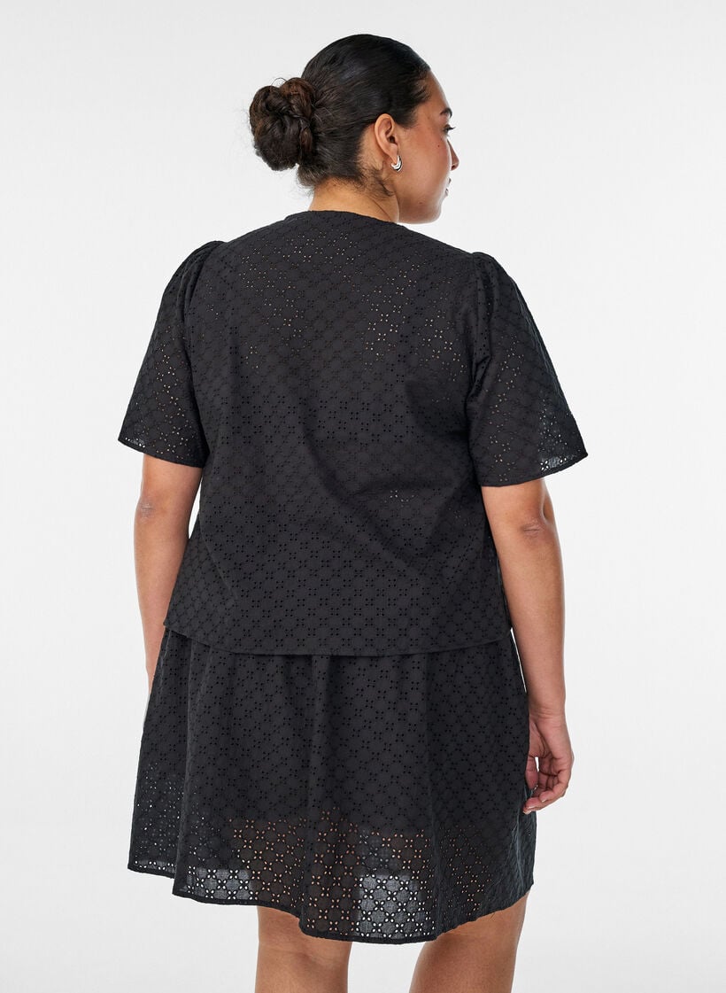 Blus i broderie anglaise med kn&auml;ppning, Svart, Model image number 2
