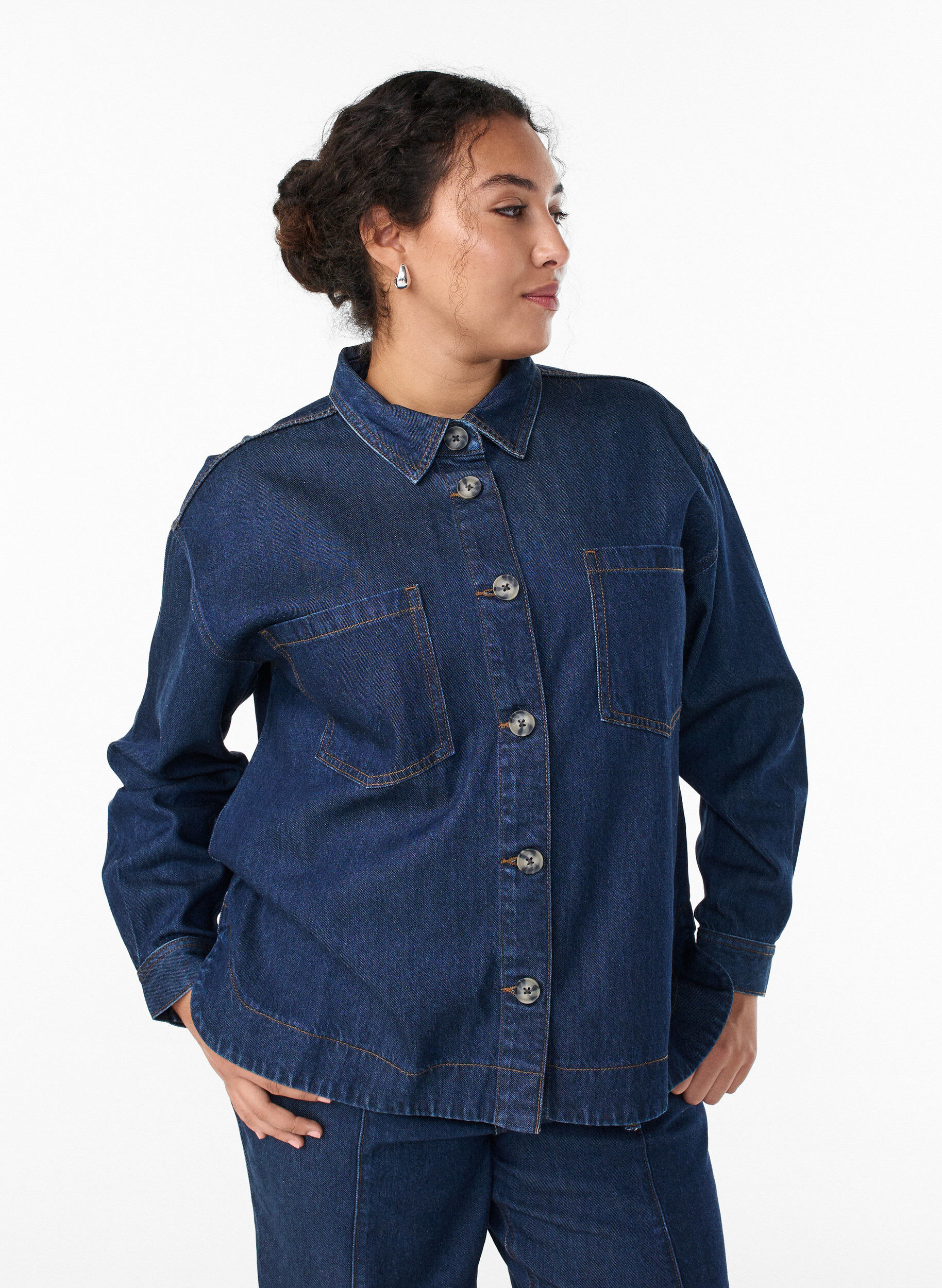 L&ouml;s skjorta i denim med br&ouml;stfickor, Bl&aring;, Model