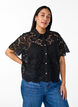 Spetsskjortsblus med p&auml;rlknappar, Svart, Model image number 0