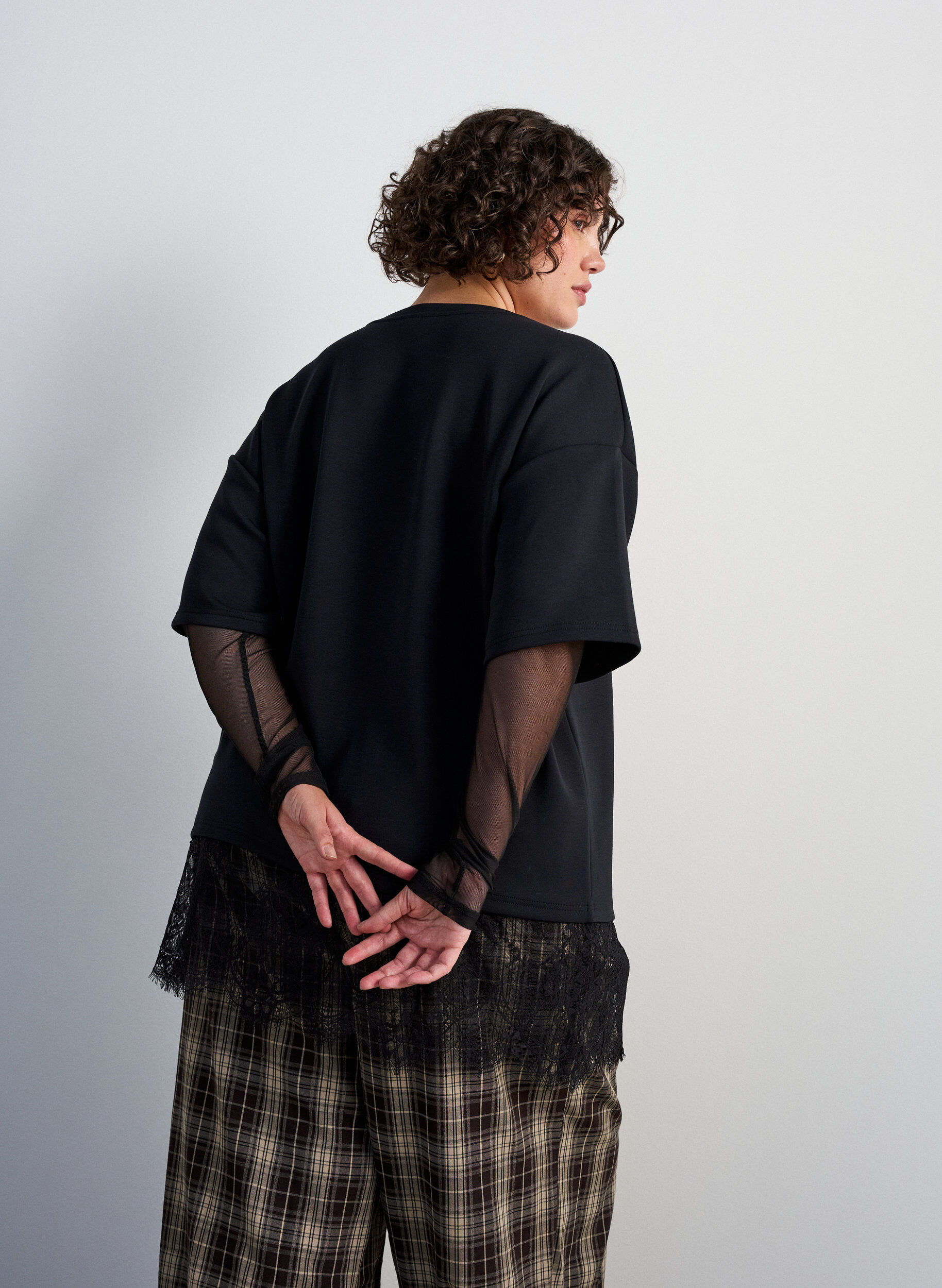 ZizziBlus med &auml;rmar i mesh och spetskant, Svart, Model image number 2