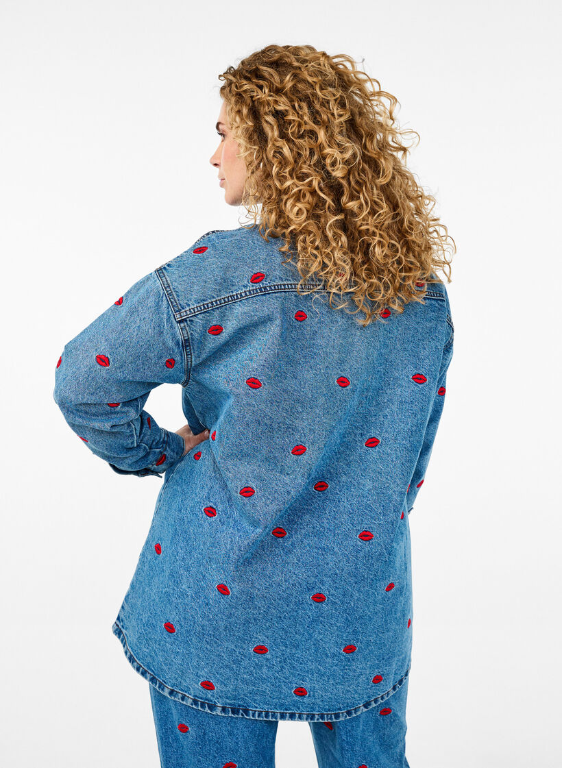 Lös jeanskjorta med broderade läppar, Light Blue Kiss, Model image number 1