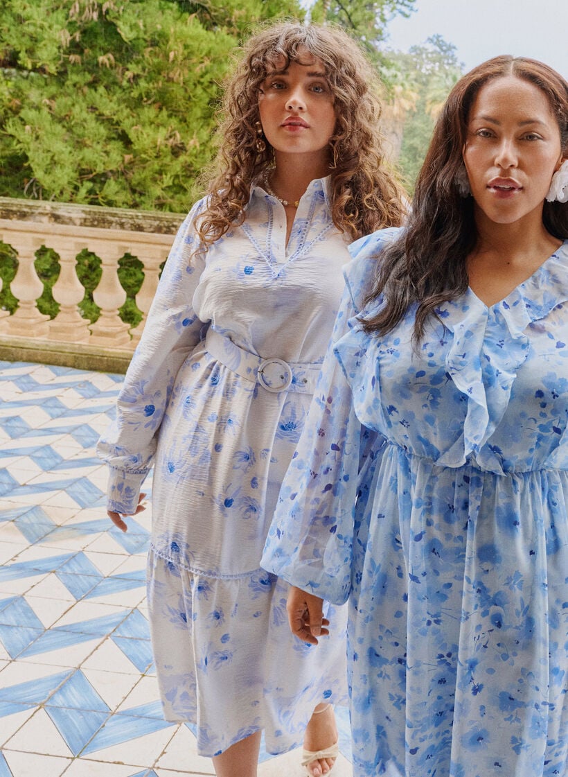 Blommig midikl&auml;nning med sk&auml;rp och l&aring;nga &auml;rmar, Bl&aring;, Image image number 0