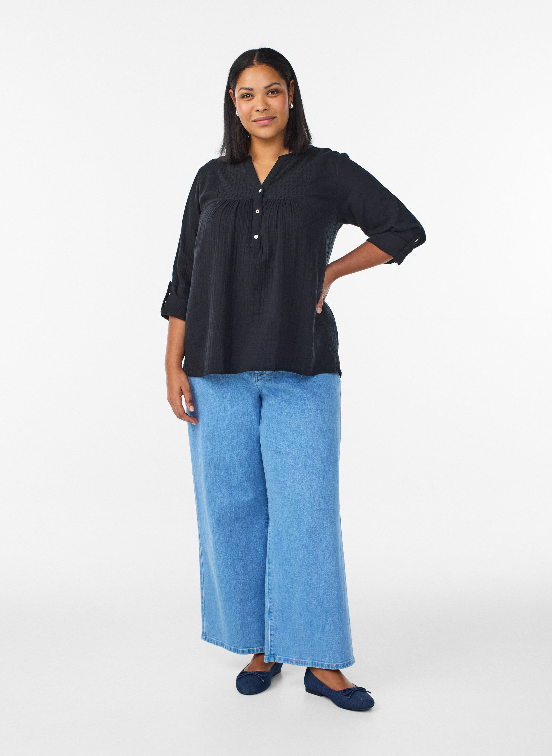 Zizzi Blus i bomullsmuslin med broderie anglaise, Svart, Model image number 1