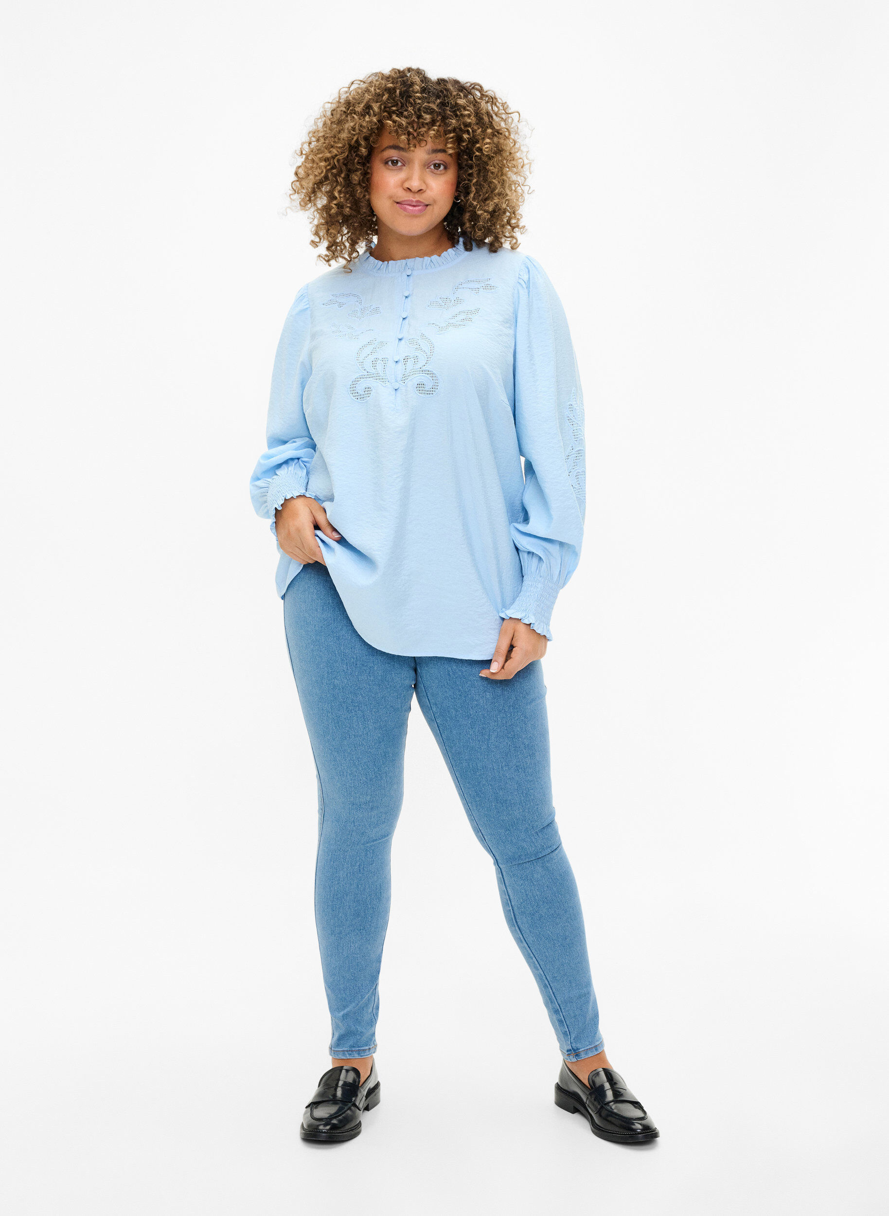 Zizzi Blus med volanger och Broderie anglaise, Chambray Blue, Model image number 2