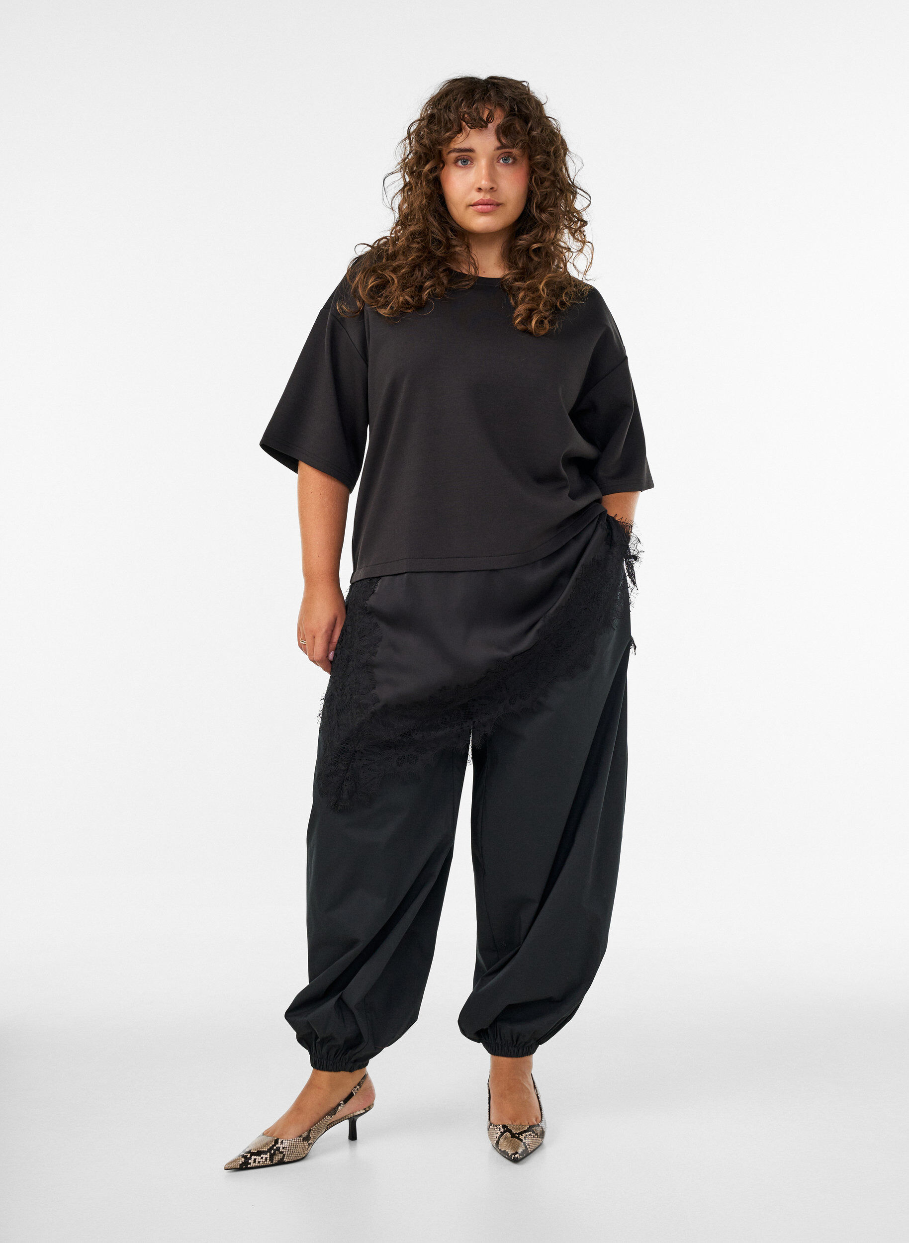 ZizziBlus i jersey med lager-p&aring;-lager-look och spets, Svart, Model image number 1