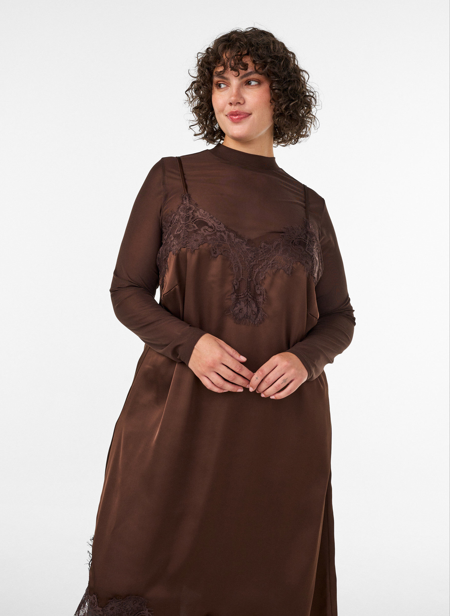 ZizziKl&auml;nning i satin med spets och asymmetrisk f&aring;ll, Brun, Model image number 2