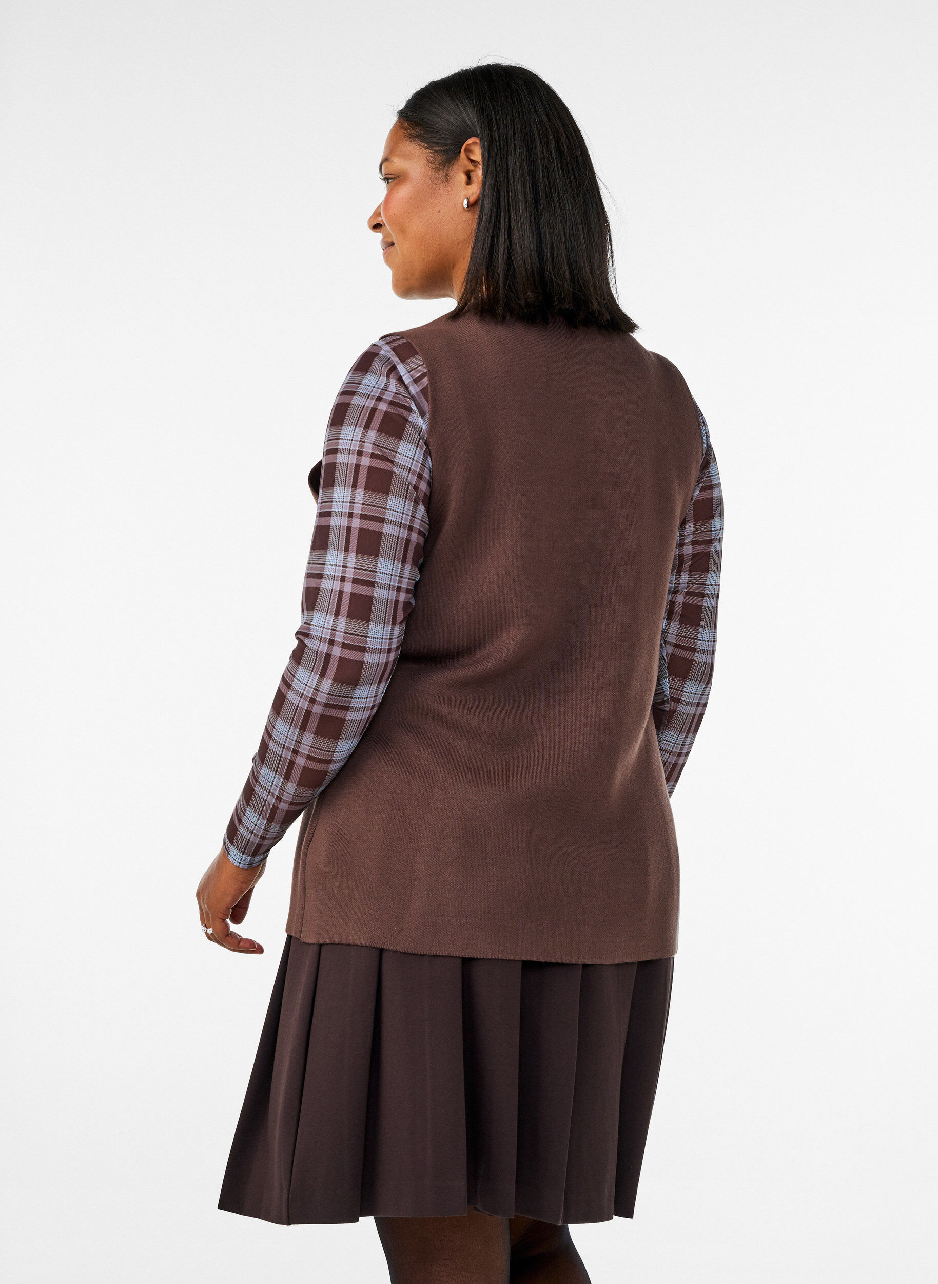 Zizzi&Auml;rml&ouml;s stickad v&auml;st med dekorativa knappar, Brun, Model image number 2