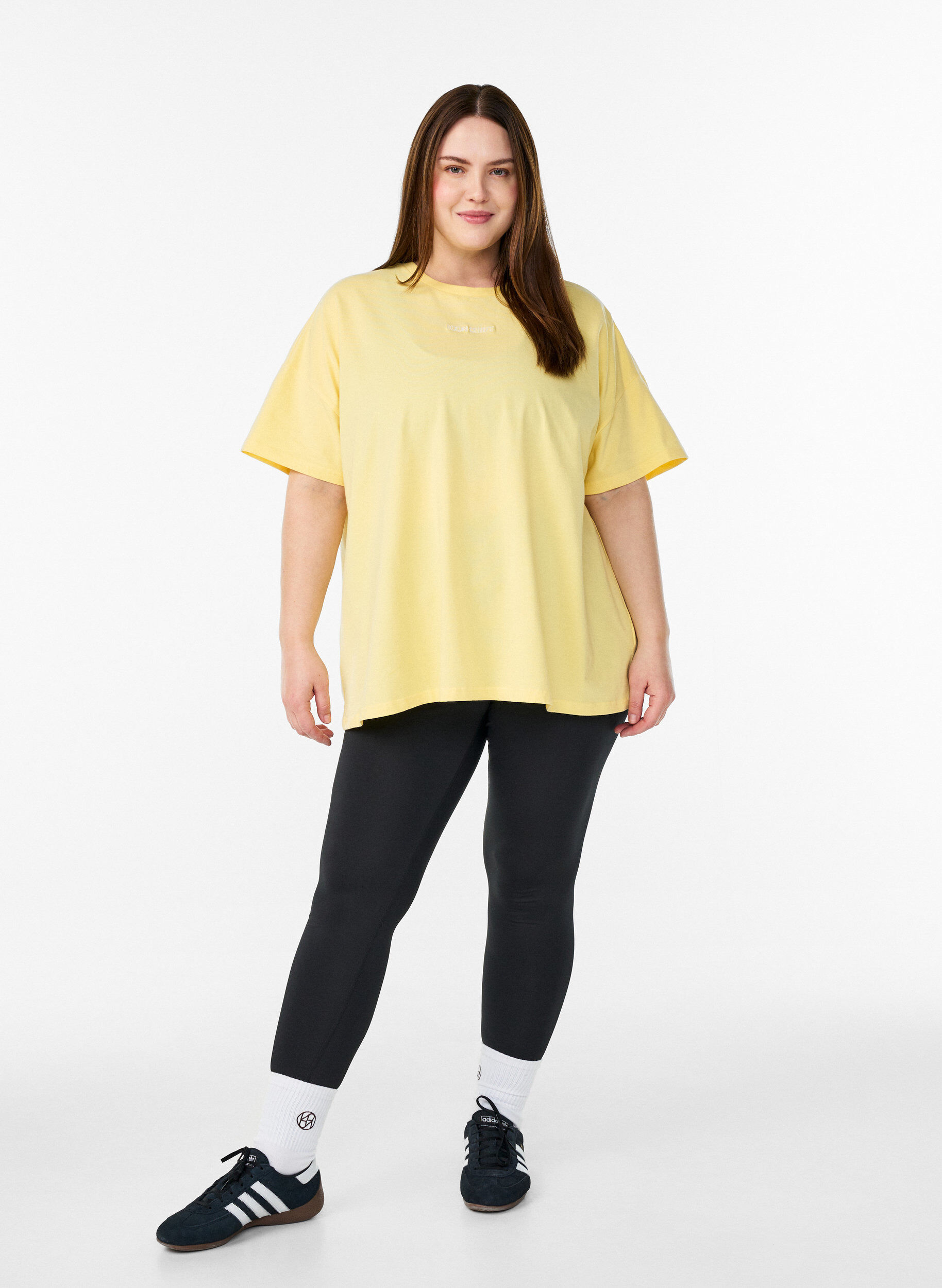 Zizzi T-shirt i ekologisk bomull med ett litet motiv framtill, Gul, Model image number 1
