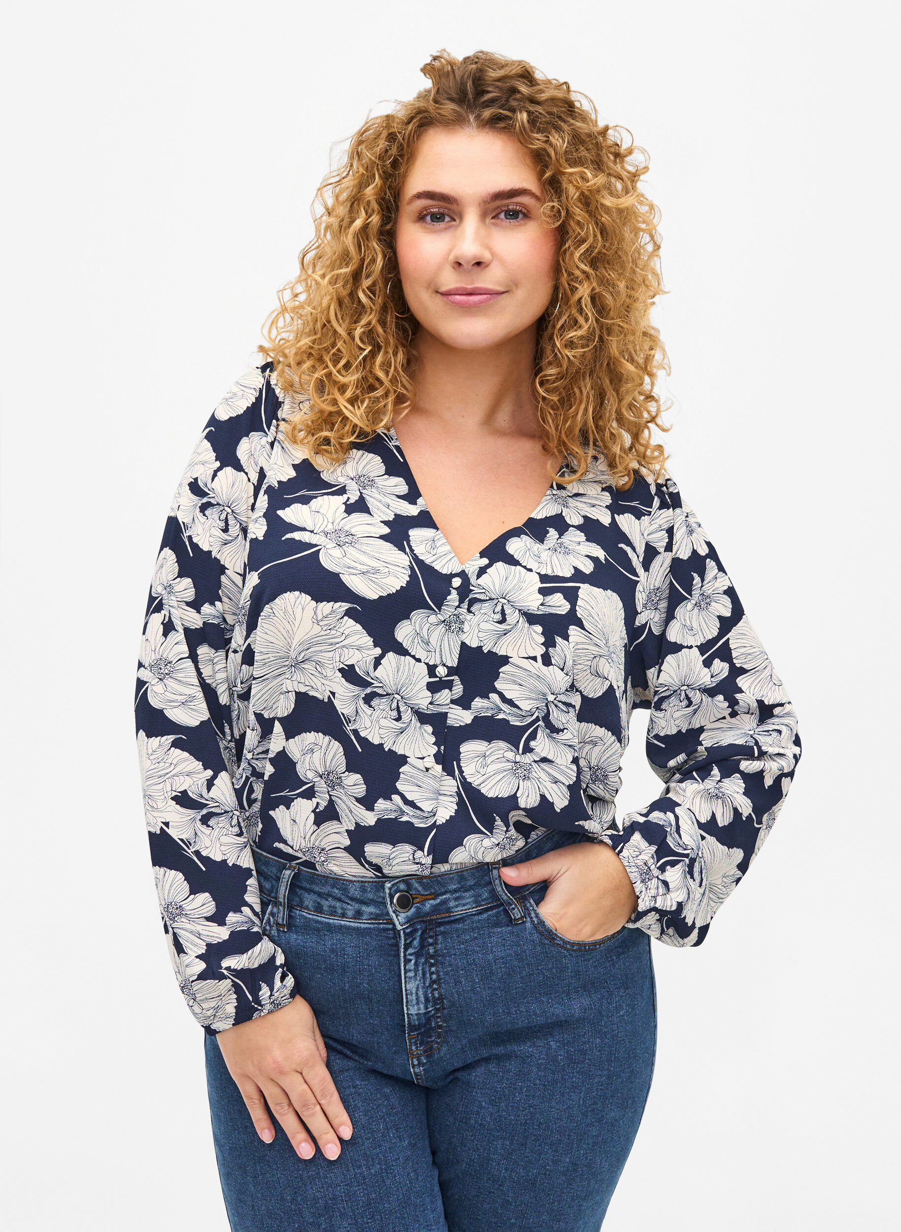 Zizzi Skjortblus med V-ringning och tryck, Navy B. Flower AOP, Model image number 0