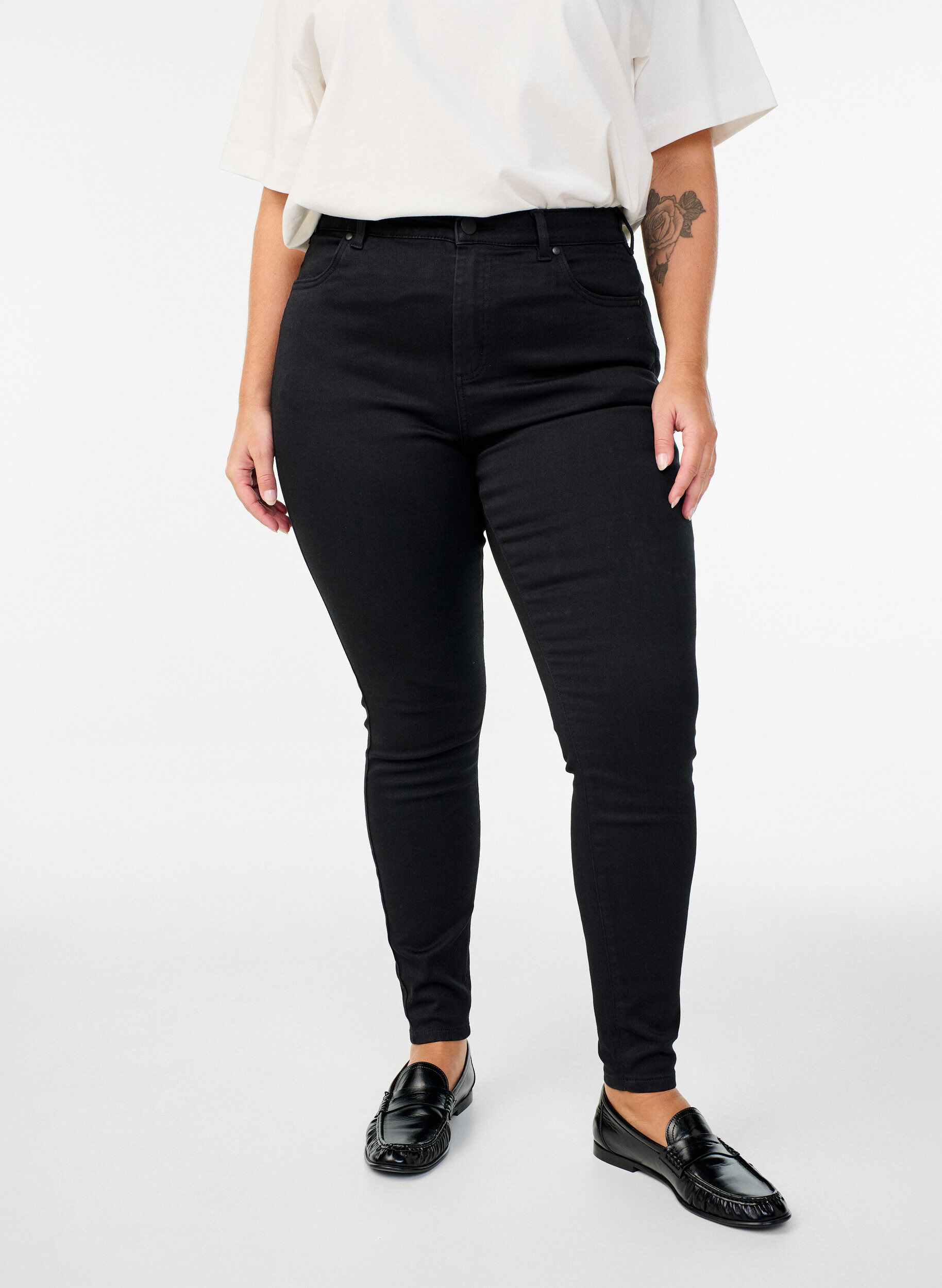 ZizziSupersmala Amy-jeans med h&ouml;g midja, Svart, Model image number 2