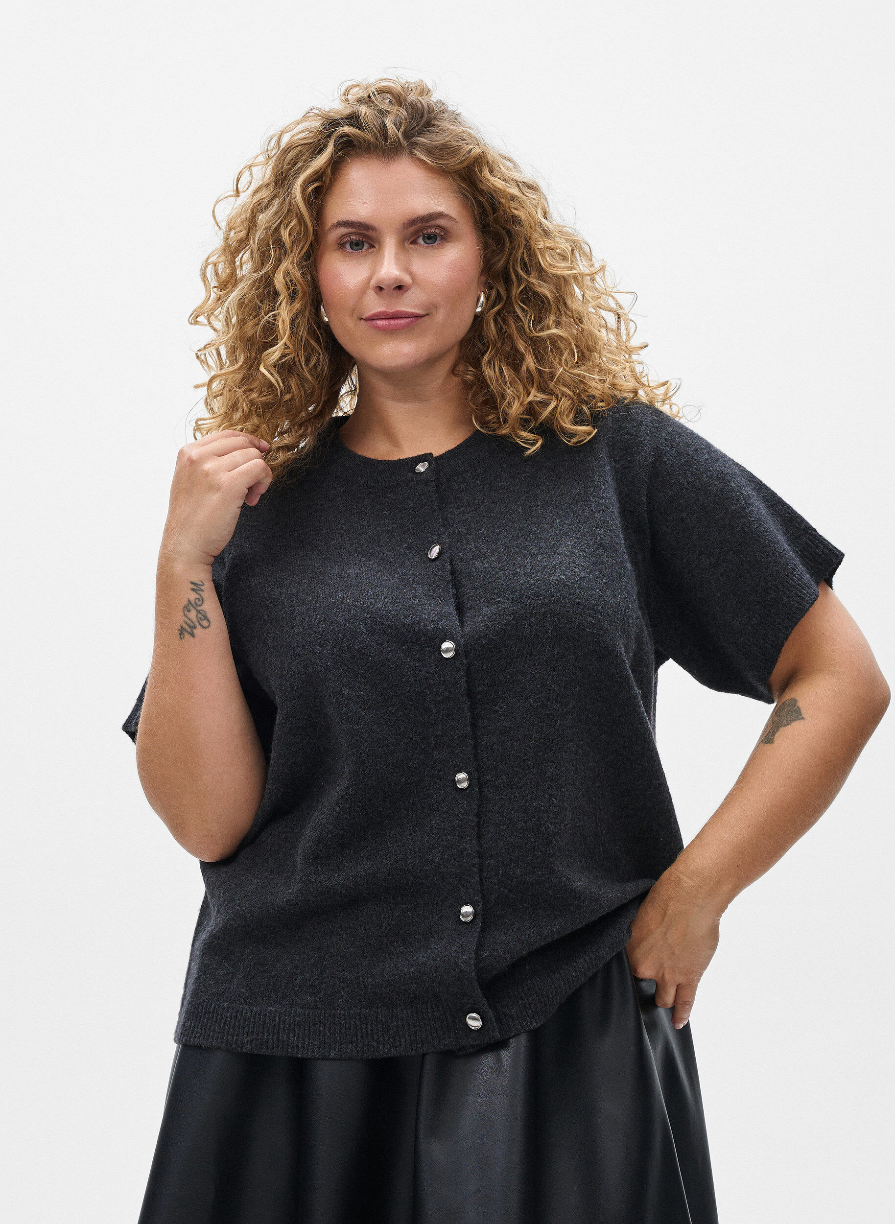 Stickad kofta med korta &auml;rmar, Gr&aring;, Model