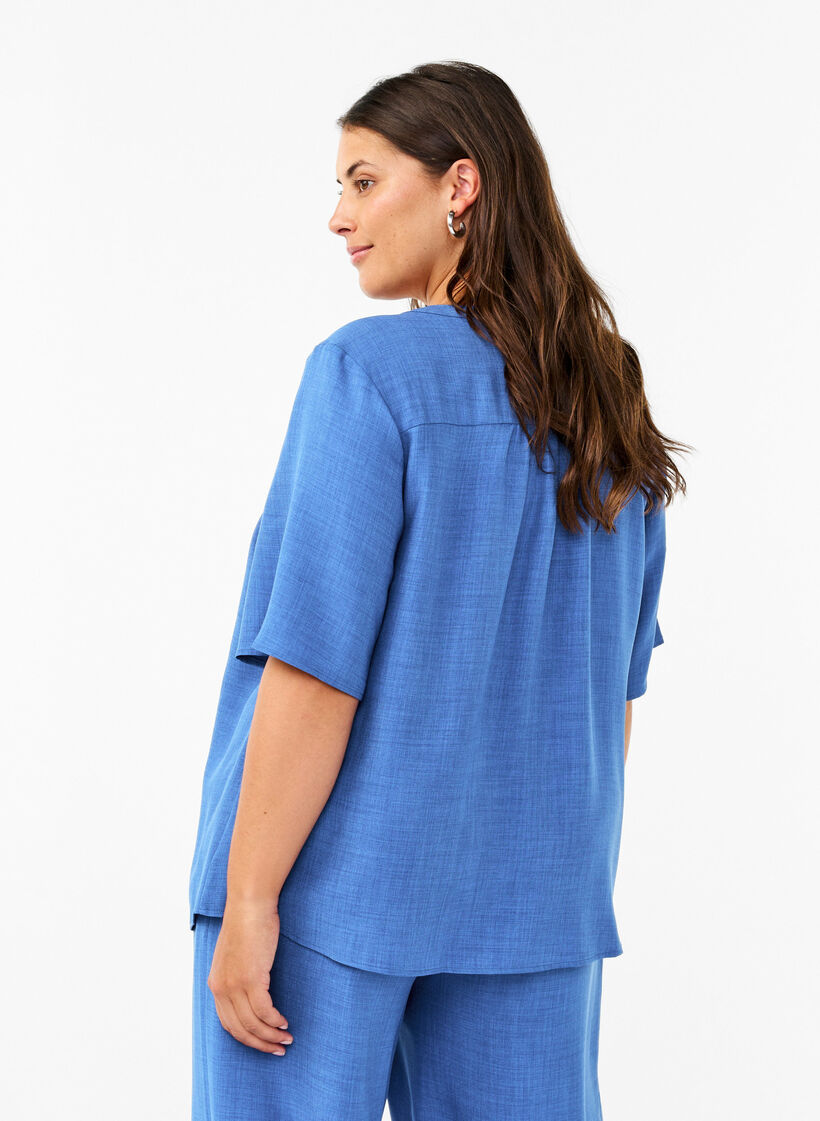 V-ringad skjortblus med korta &auml;rmar, Bl&aring;, Model image number 2