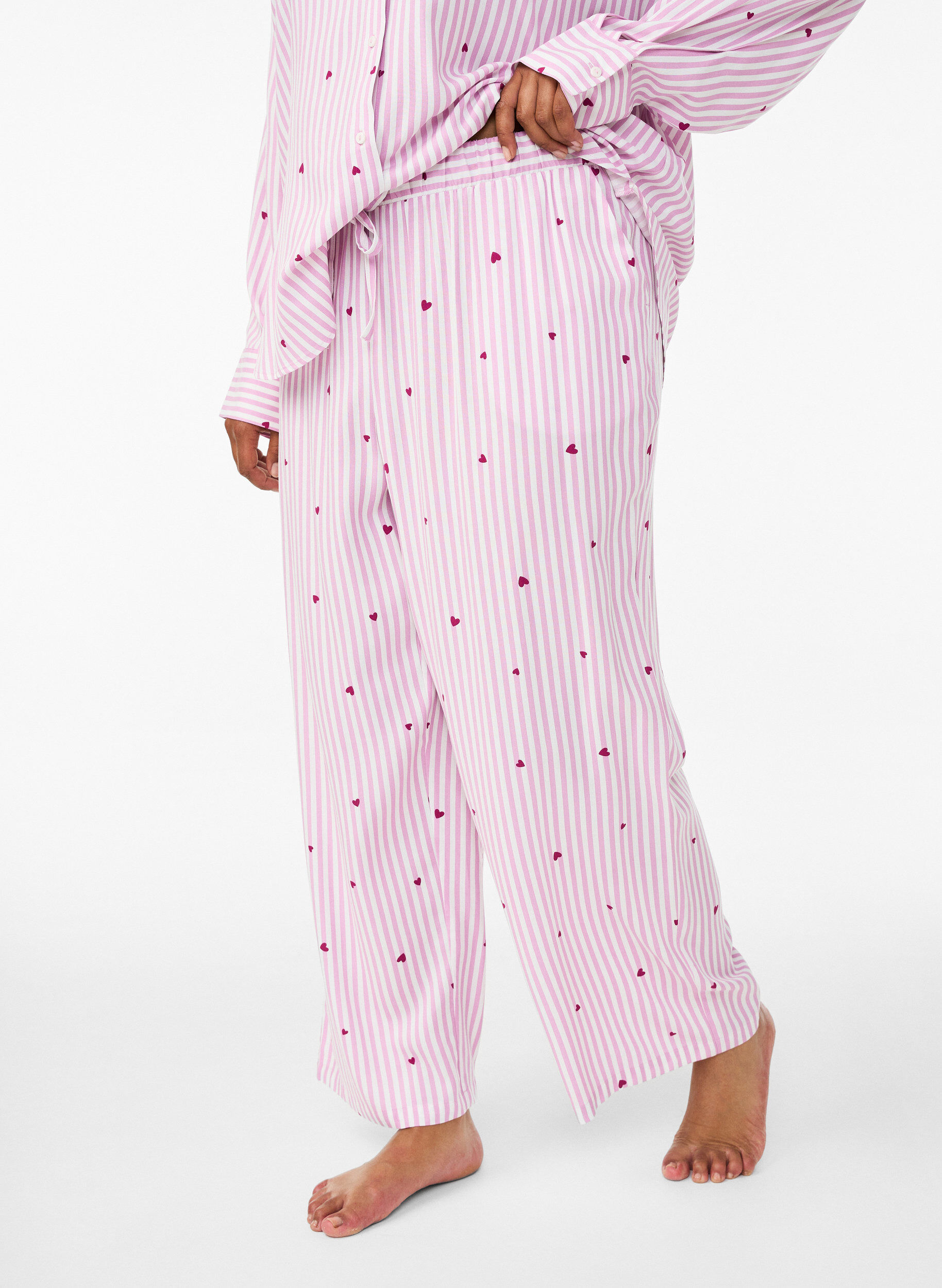 ZizziL&ouml;sa nattbyxor med r&auml;nder och hj&auml;rtan, Rosa, Model image number 2