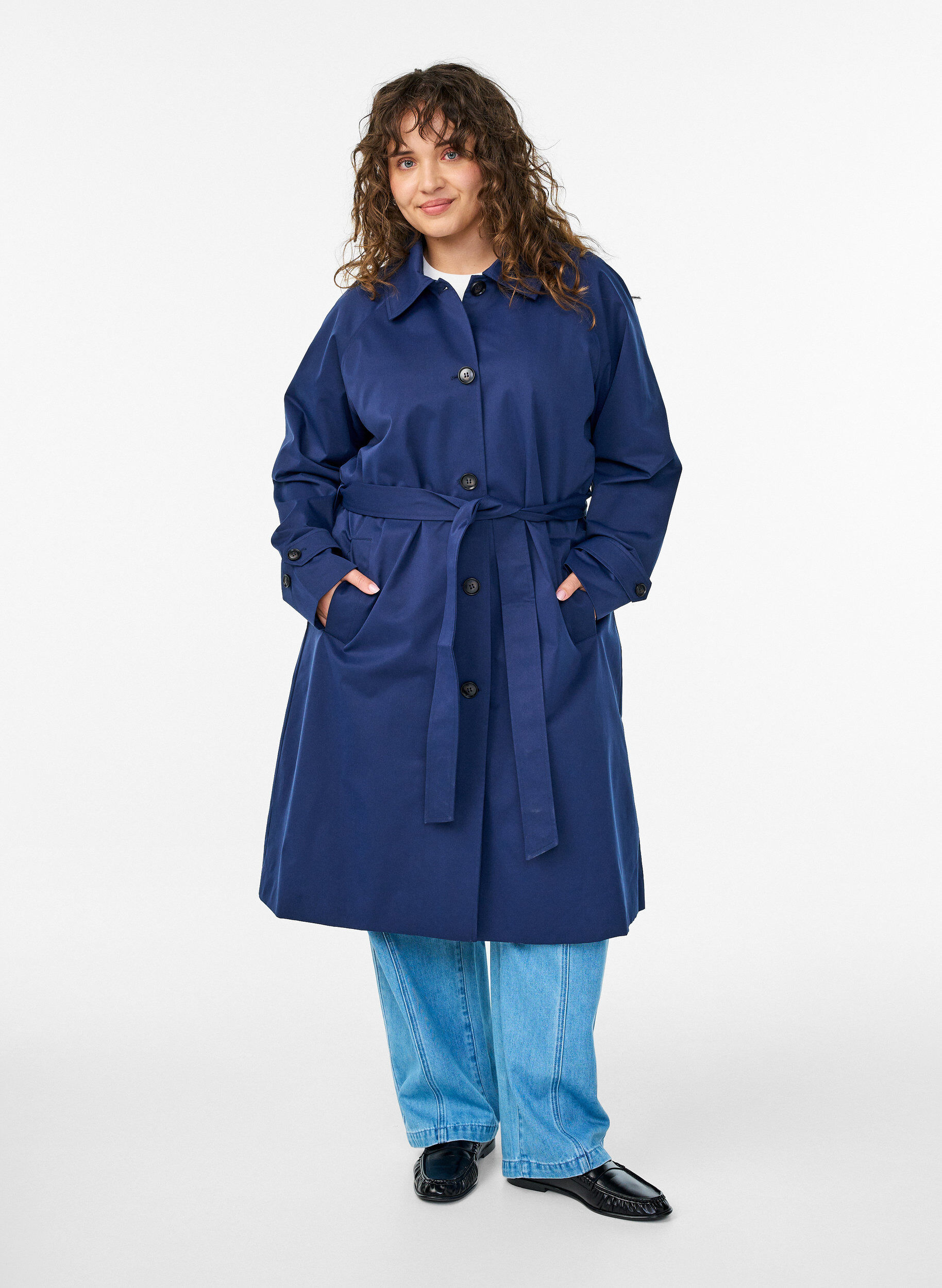 Trenchcoat med b&auml;lte och slitsar, Bl&aring;, Model