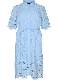 Skjortkl&auml;nning i broderie anglaise med knytb&auml;lte, Bl&aring;