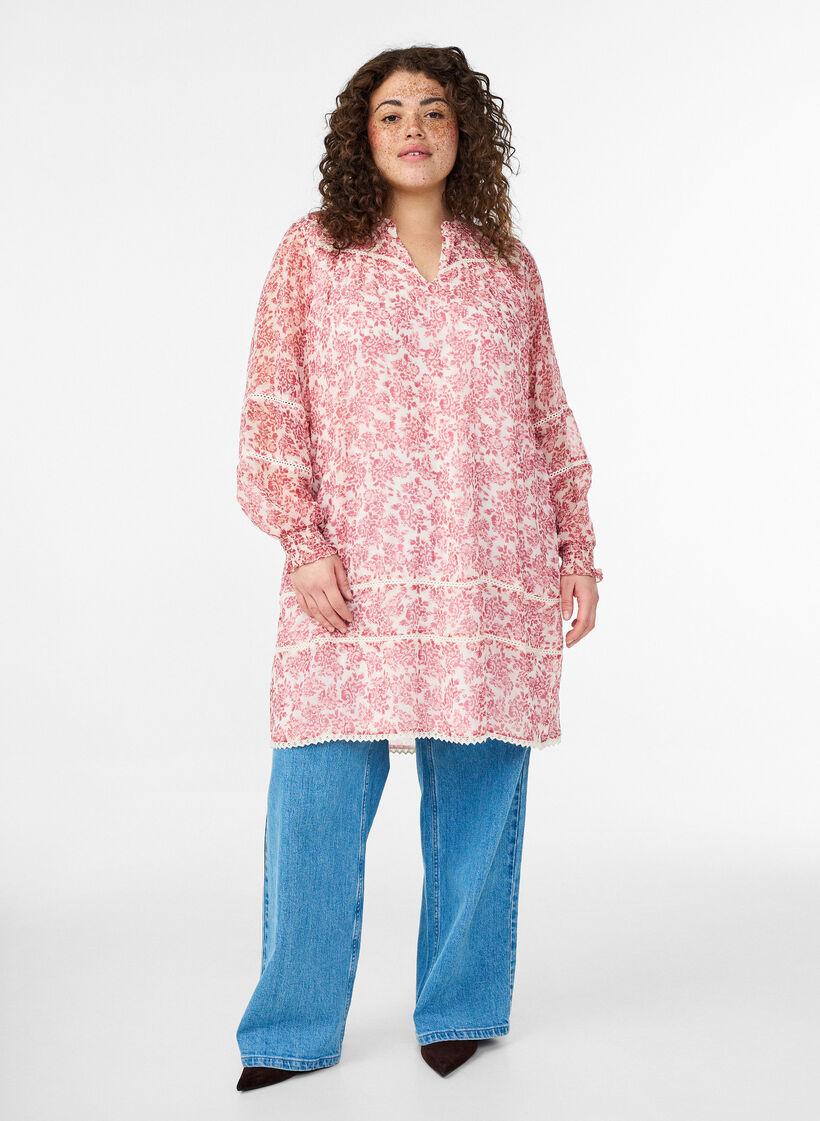 Kort klänning i chiffong med virkade detaljer, Rosa, Model