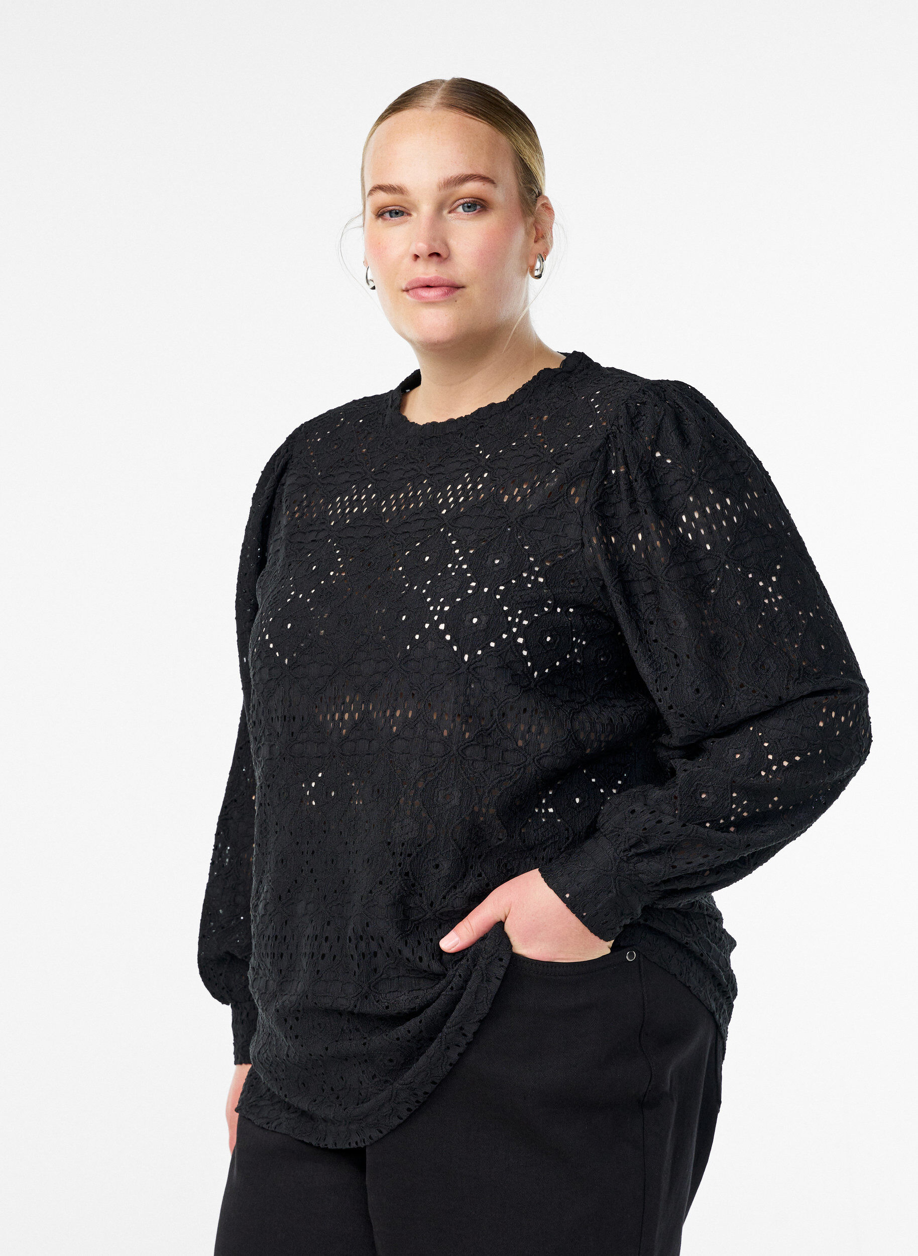 L&aring;ng&auml;rmad blus med h&aring;lbroderi, Svart, Model