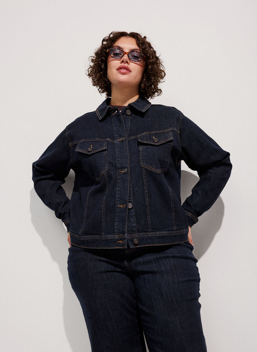 Klassisk jeansjacka med kontrasts&ouml;mmar, Bl&aring;, Model