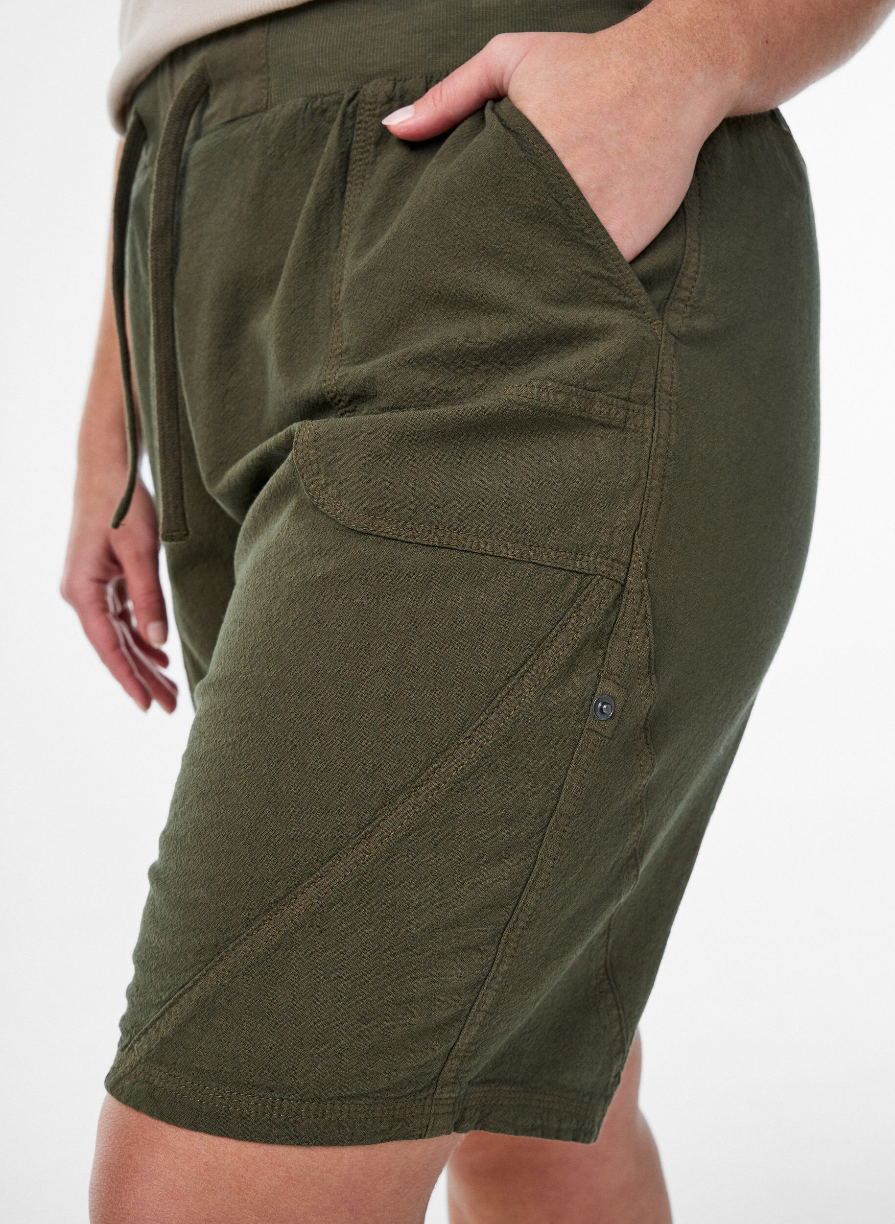 ZizziL&ouml;sa shorts i bomull med fickor, Gr&ouml;n, Model image number 3