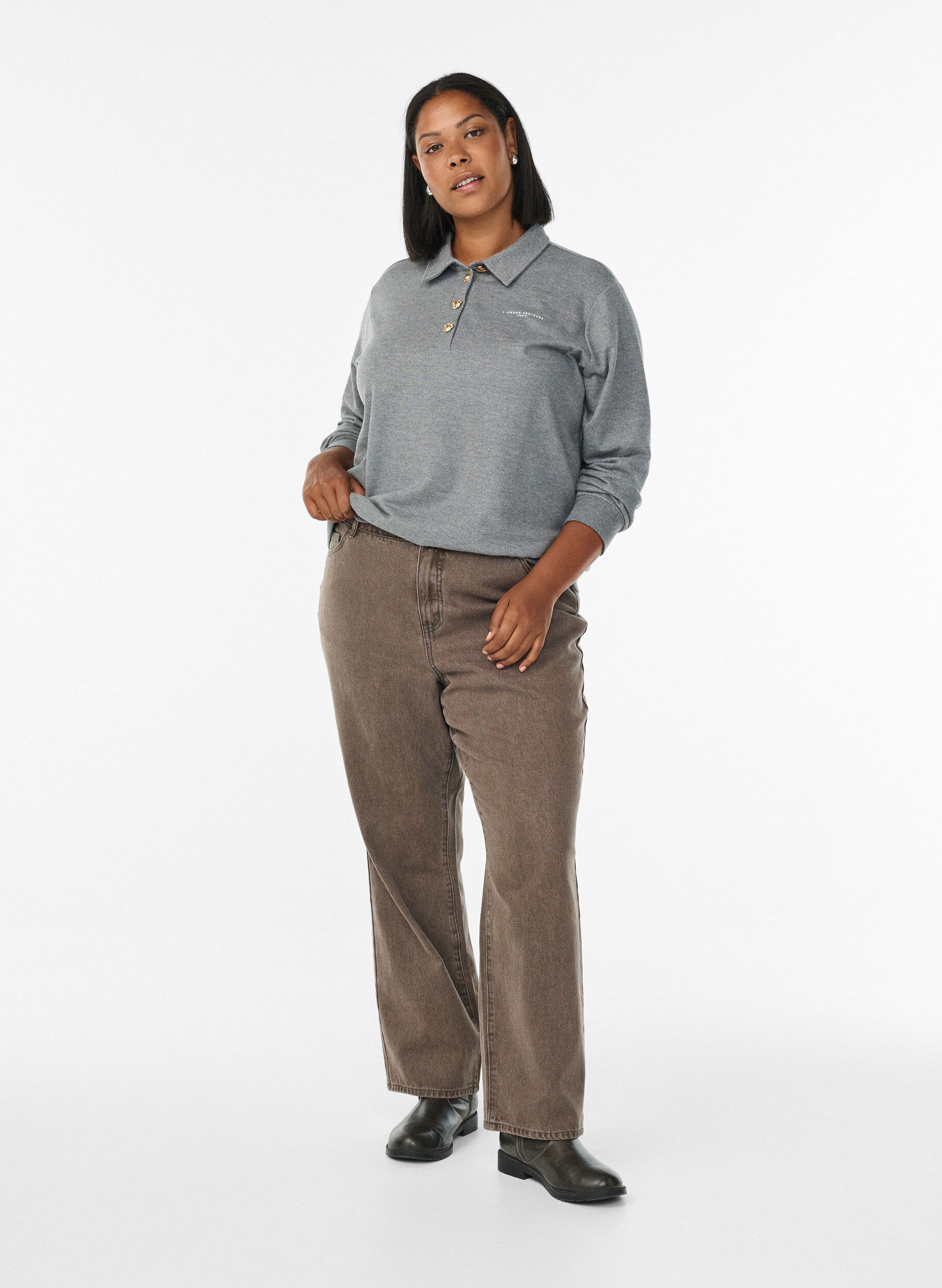 Zizzi Pik&eacute;tr&ouml;ja i sweatshirtkvalitet med dekorativa knappar, Gr&aring;, Model image number 1