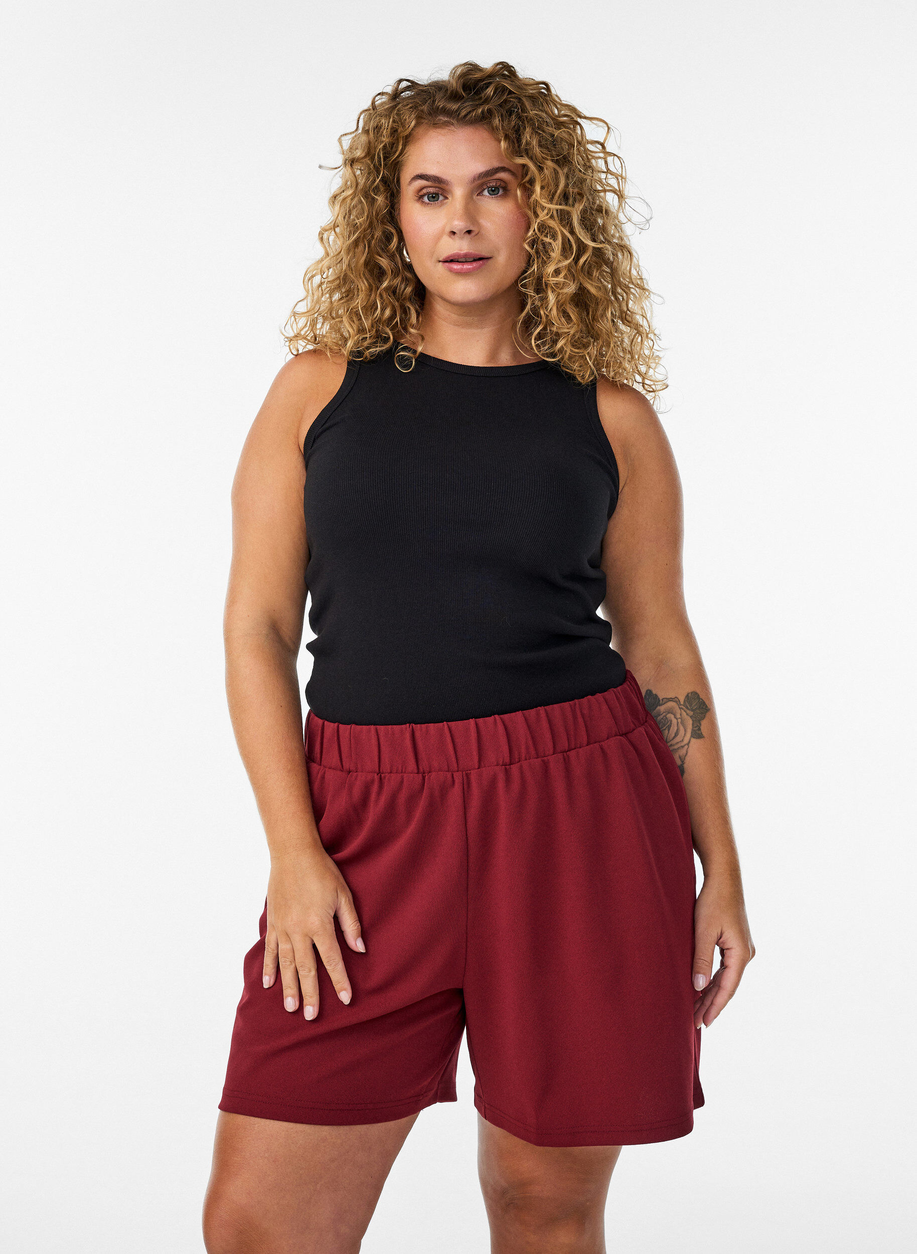 L&ouml;st sittande shorts med fickor, M&ouml;rk Bordeaux, Model