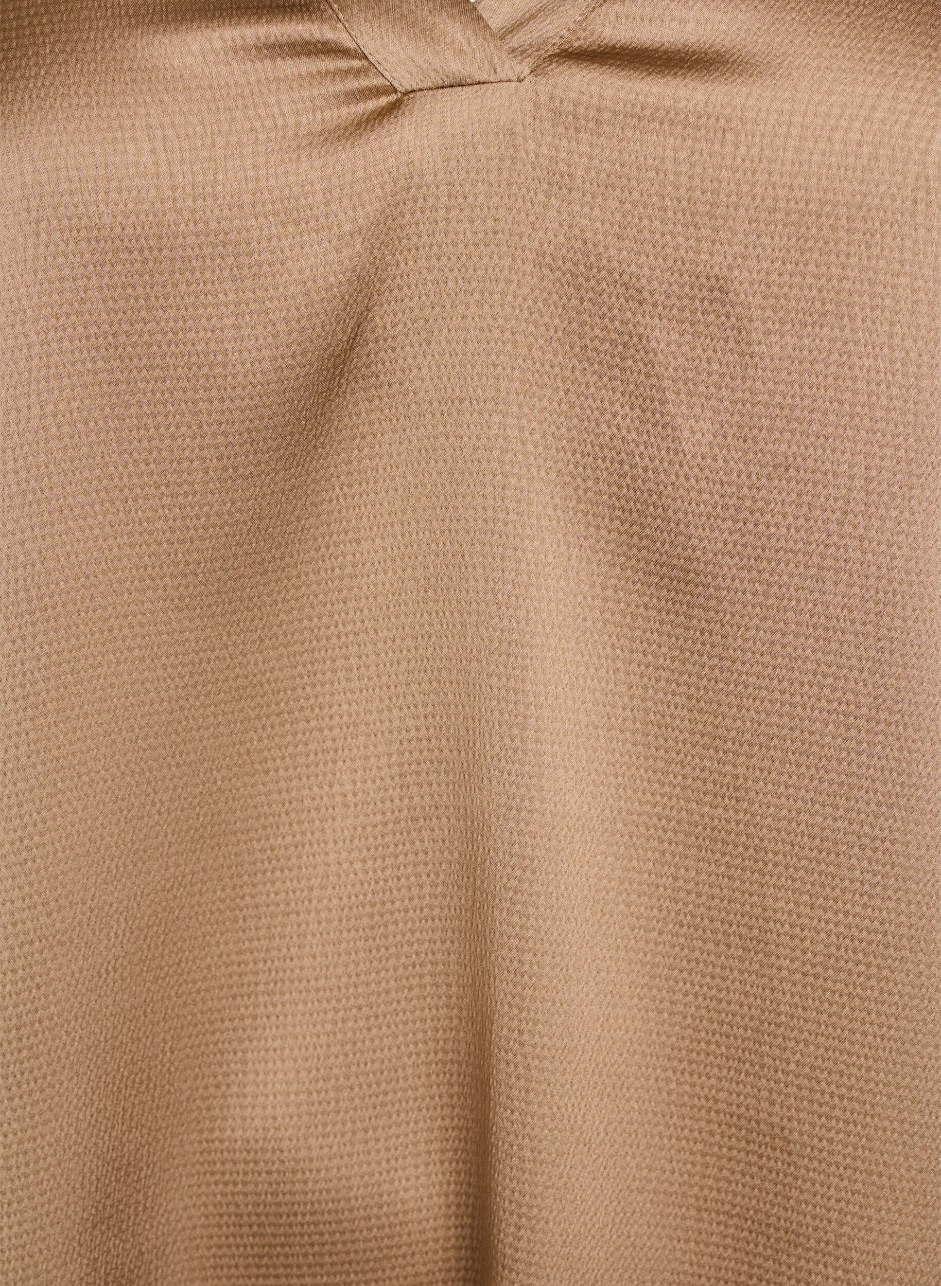 ZizziBlus i satinlook med halvl&aring;nga &auml;rmar och volangkrage, Brun, Packshot image number 2