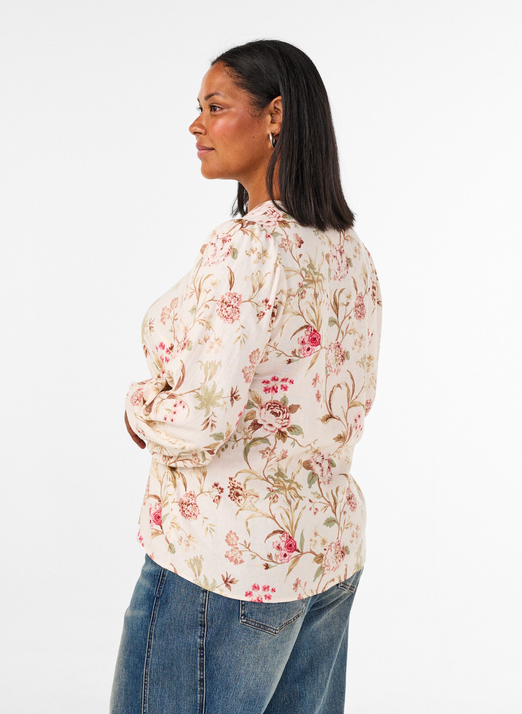 ZizziBlommig blus i linne och viskos med l&aring;nga &auml;rmar, Vanilla, Model image number 2