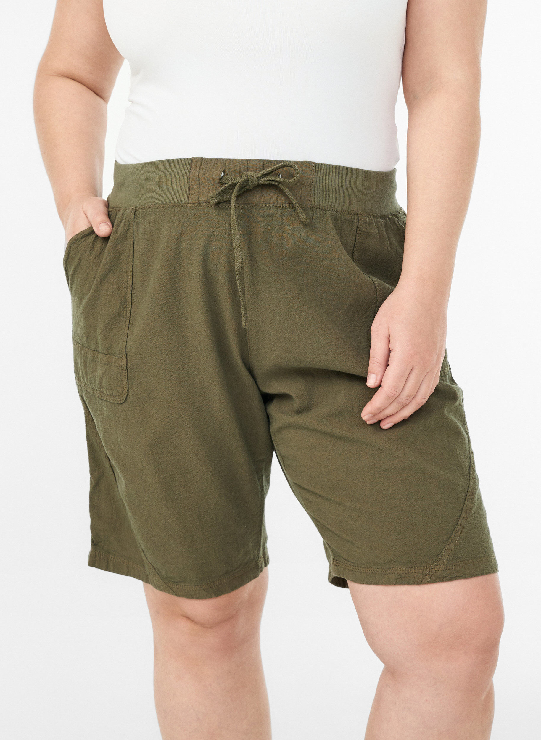 ZizziL&ouml;sa shorts i bomull med fickor, Gr&ouml;n, Model image number 3