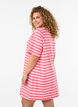 L&aring;ng oversized randig t-shirt i ekologisk bomull, Rosa, Model image number 2