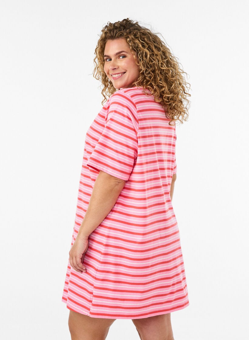 L&aring;ng oversized randig t-shirt i ekologisk bomull, Rosa, Model image number 2