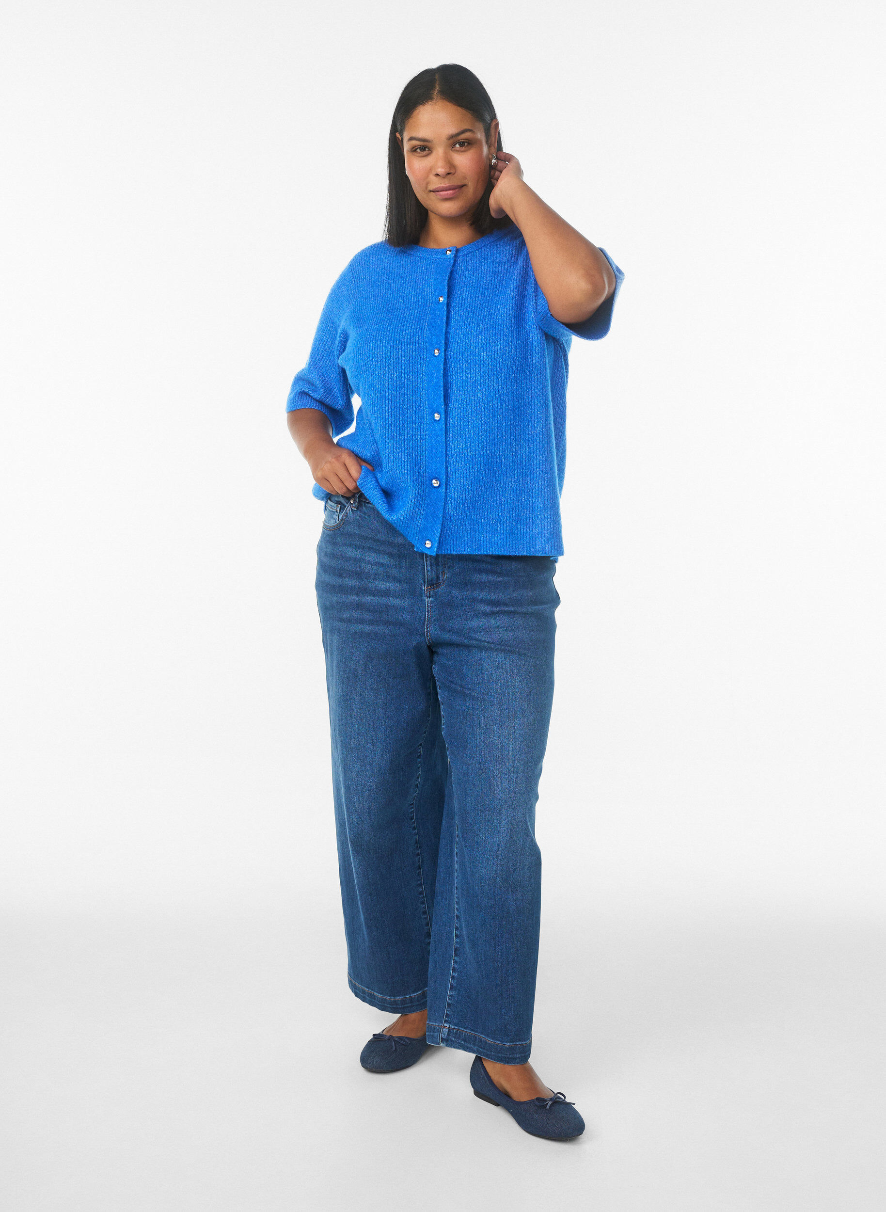 Zizzi Kort&auml;rmad stickad kofta med glansiga kulknappar, Bl&aring;, Model image number 1