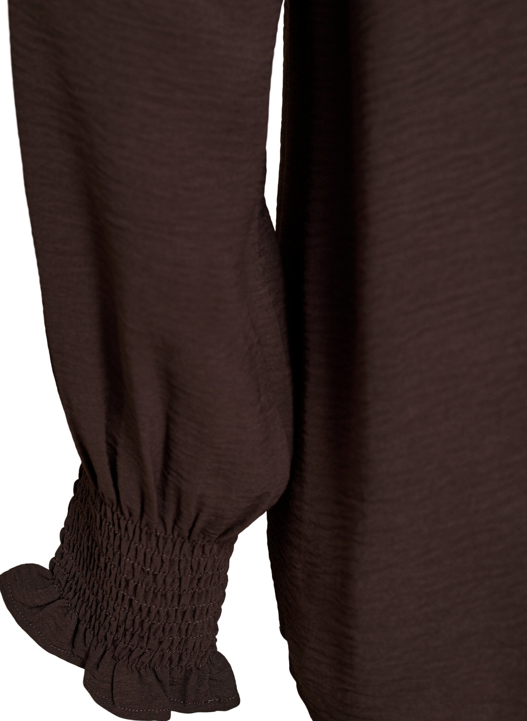 Zizzi Blus med smockade manschetter och v-ringning, Brun, Packshot image number 3