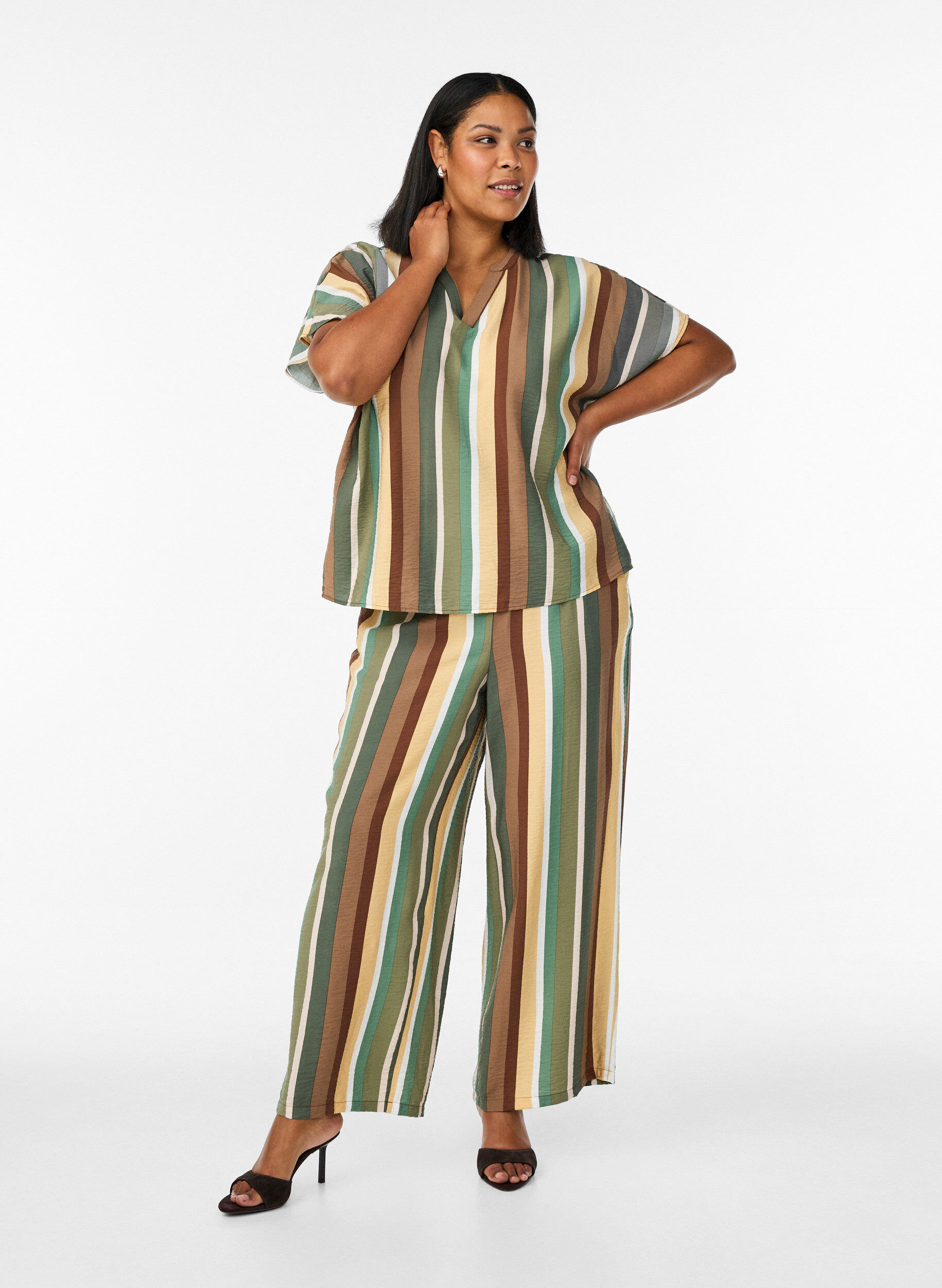 Zizzi Randig viskosblus med kort &auml;rm, Brun, Model image number 1