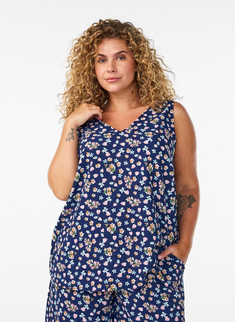 M&ouml;nstrad topp med v-ringning, Bl&aring;, Model image number 0