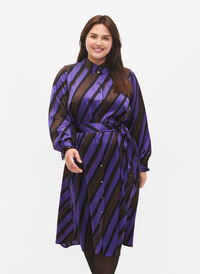 Skjortklänning i satin med diagonala ränder, Stripe AOP, Model