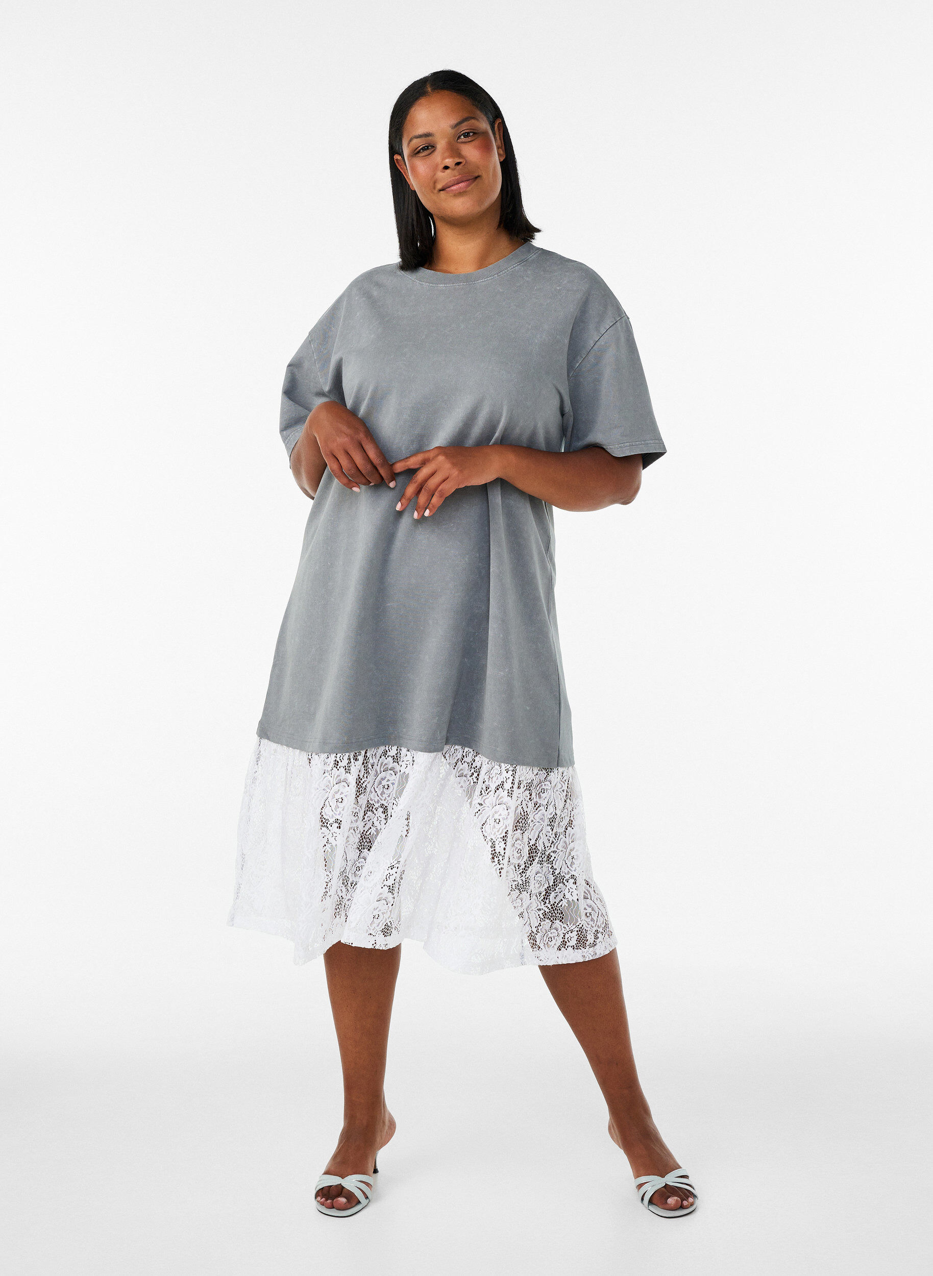 L&ouml;s t-shirtkl&auml;nning med spetskant, Gr&aring;, Model