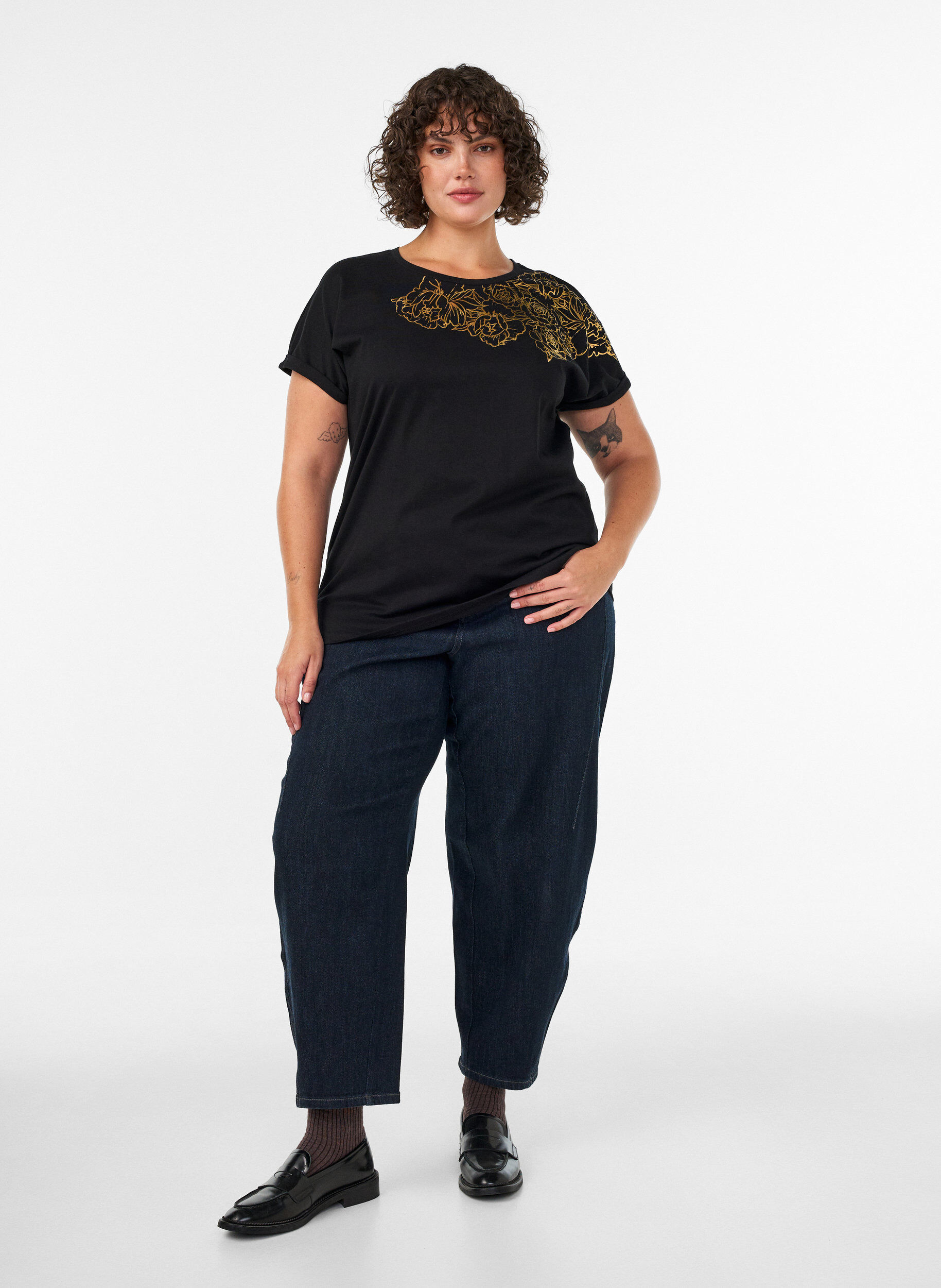 ZizziT-shirt i bomull med blommigt m&ouml;nster, Svart, Model image number 1