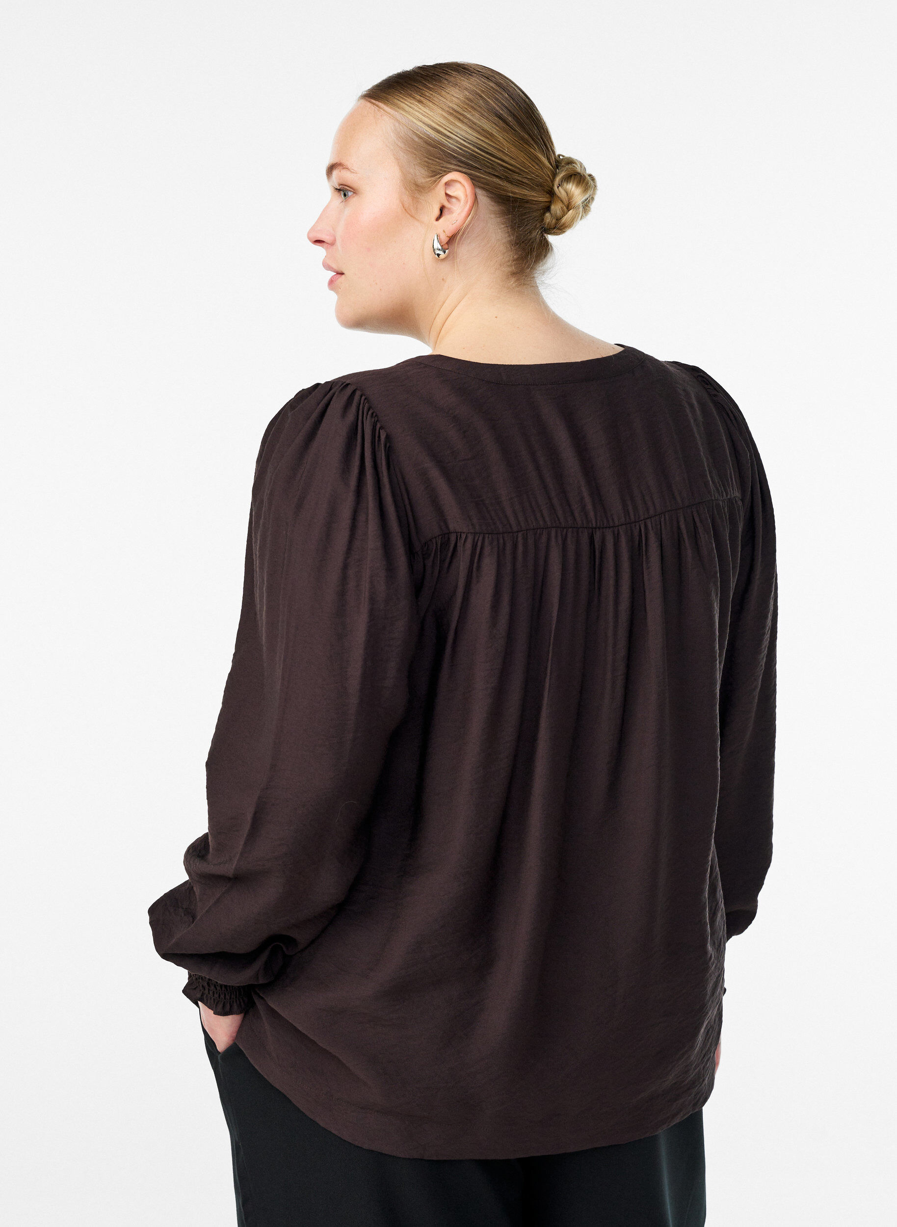 ZizziViskosblus med smock och rynkade detaljer, Brun, Model image number 2