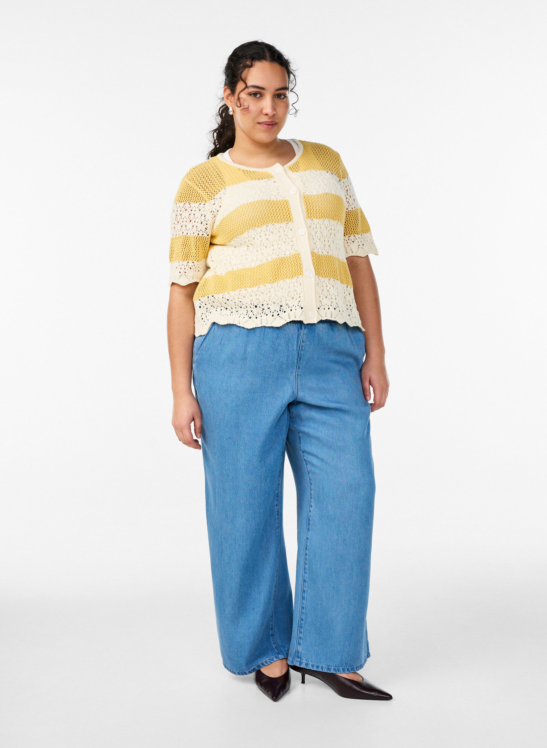 Zizzi Stickad kofta med h&aring;lbroderi och r&auml;nder, Gul, Model image number 1