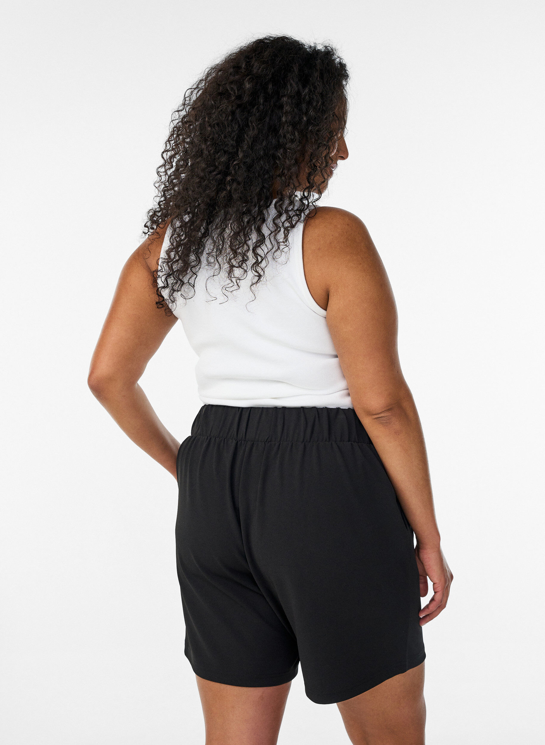 Zizzi Shorts med fickor och l&ouml;s passform, Svart, Model image number 2