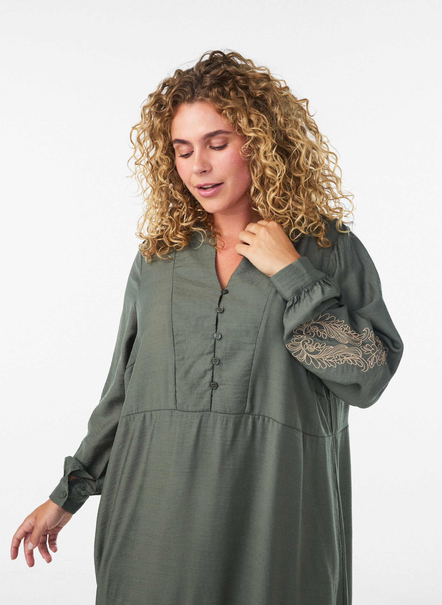 ZizziKl&auml;nning i viskos med broderi och volanger i lager, Gr&ouml;n, Model image number 2