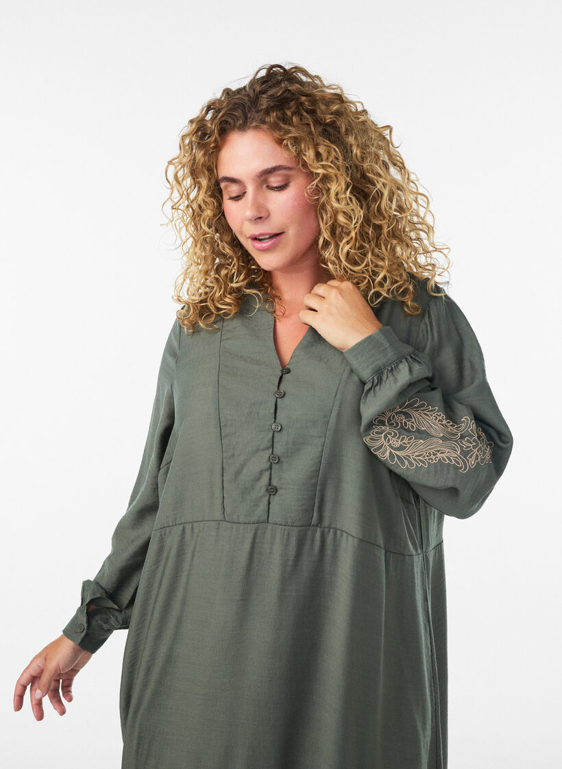 Kl&auml;nning i viskos med broderi och volanger i lager, Gr&ouml;n, Model image number 2