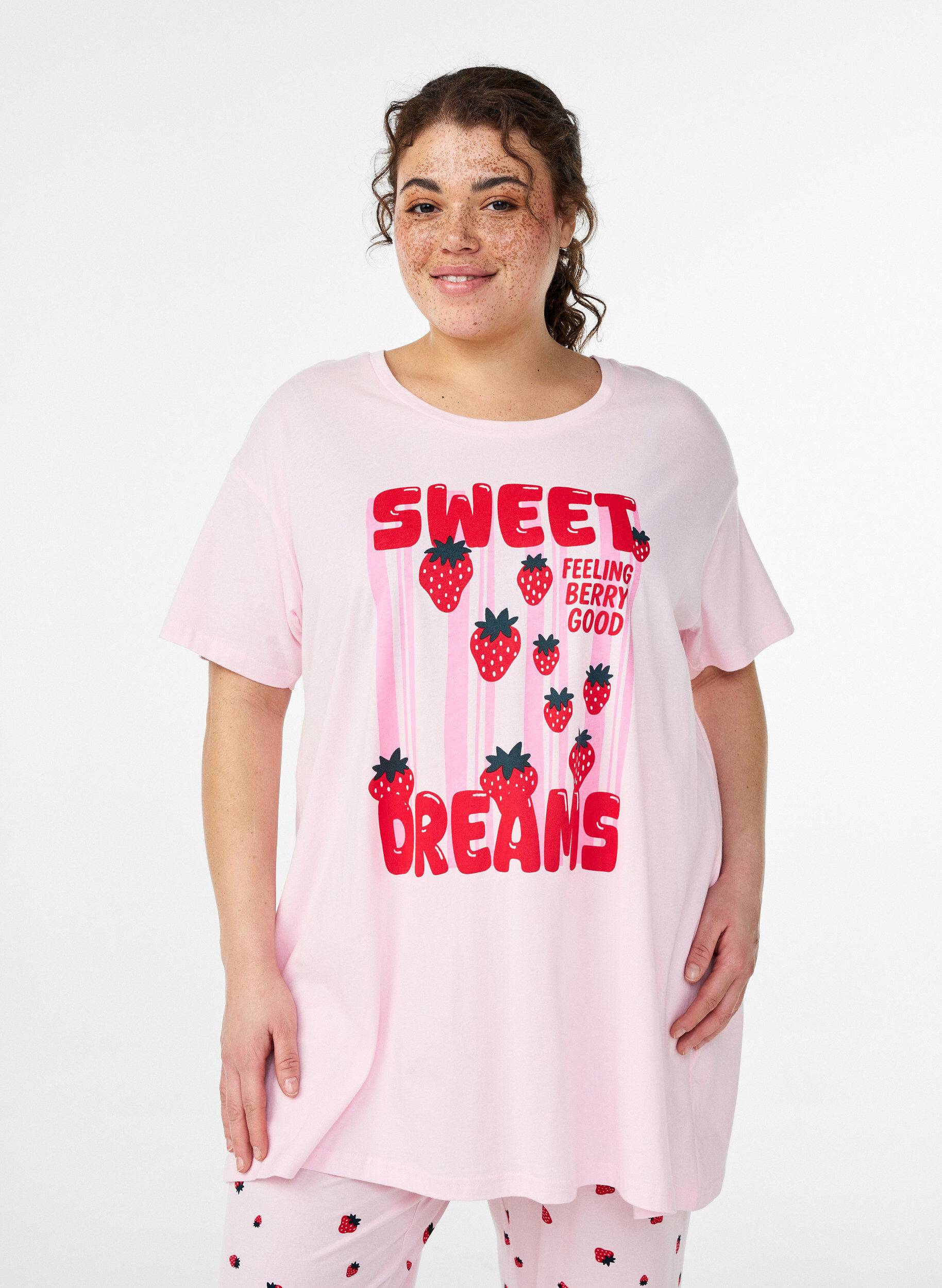 L&aring;ng natt-t-shirt i ekologisk bomull med tryck, Rosa, Model