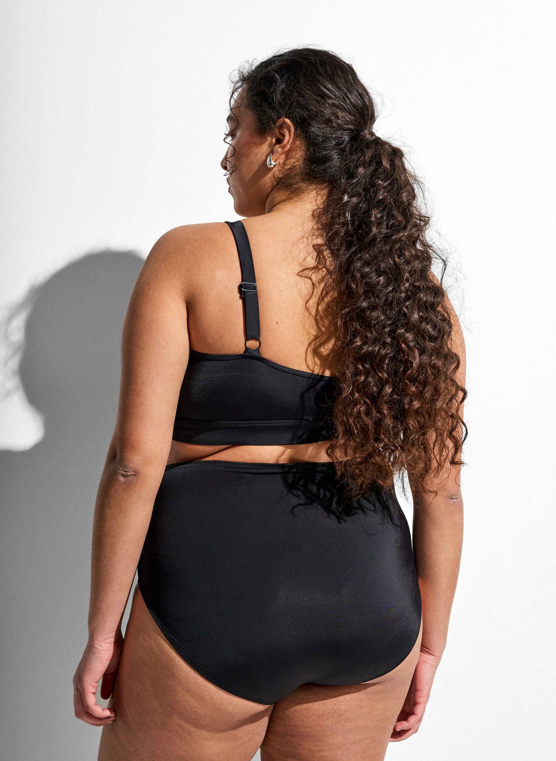 ZizziEnf&auml;rgad bikinitrosa med h&ouml;g midja, Svart, Model image number 1