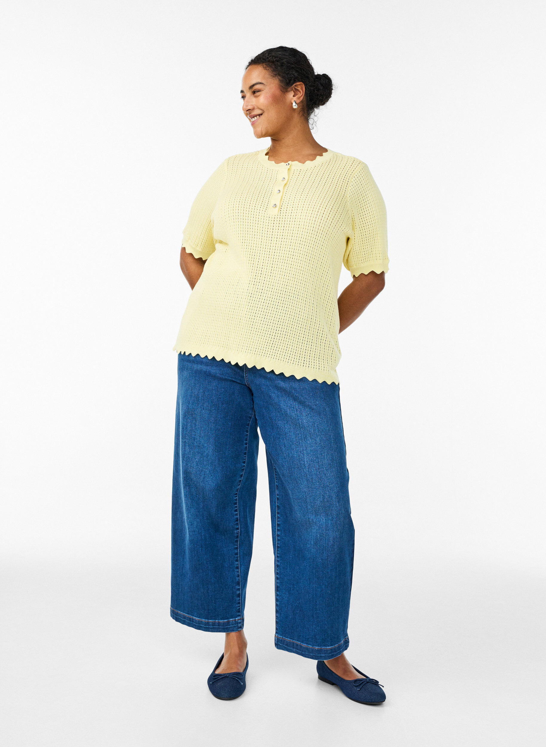 Zizzi Kort&auml;rmad stickad blus med h&aring;lm&ouml;nster och v&aring;giga kanter, Gul, Model image number 1